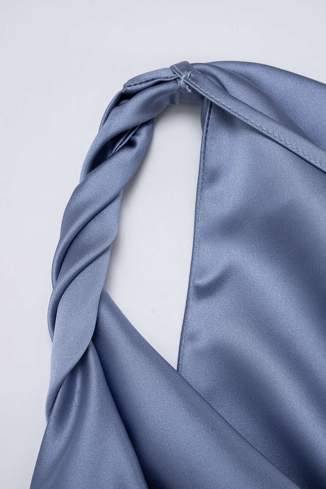 Satiniertes, drapiertes Minikleid mit Wasserfallausschnitt, Raffungen und asymmetrischem Schnitt