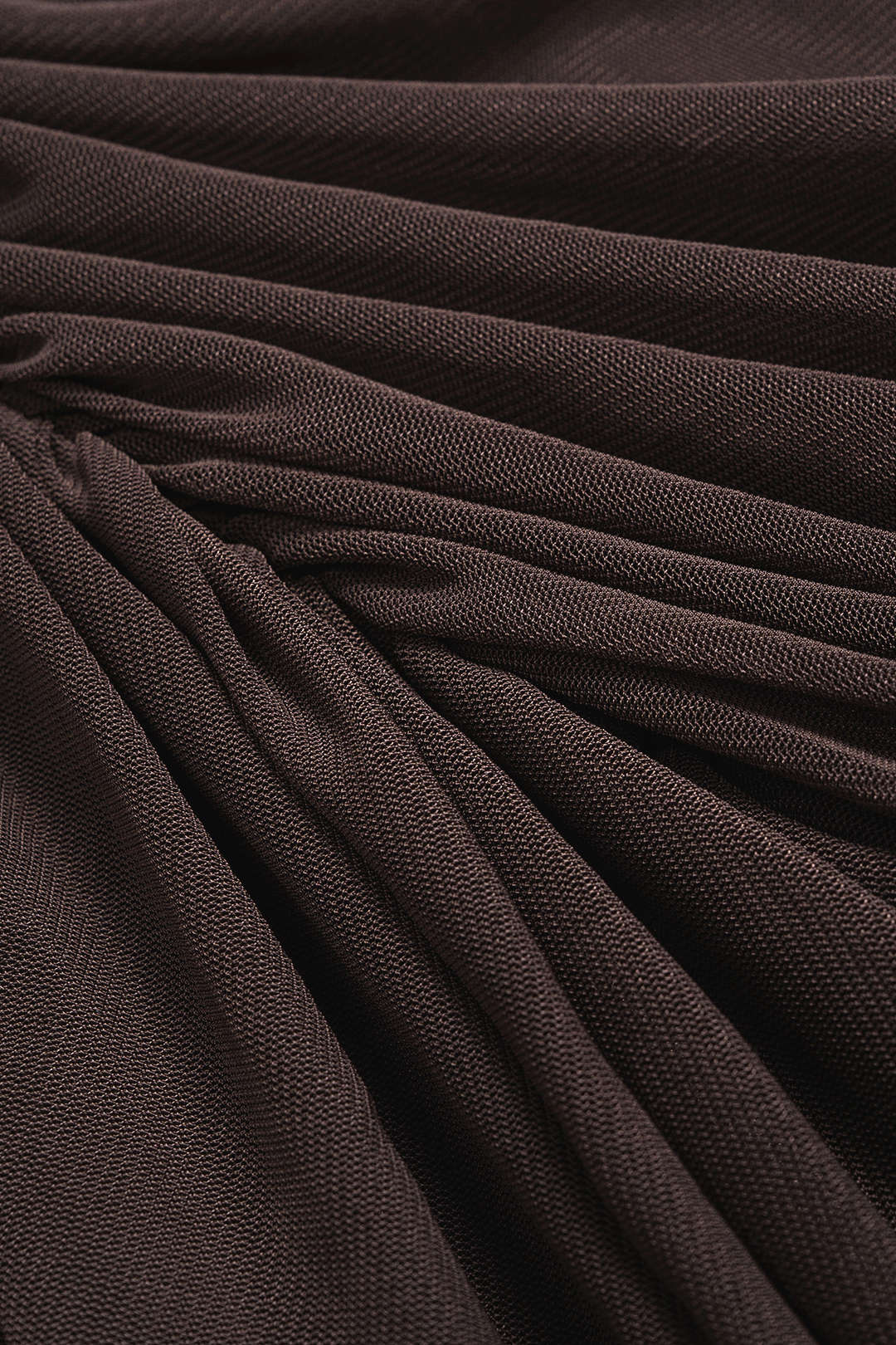 Gerüschtes asymmetrisches Minikleid mit kurzen Ärmeln
