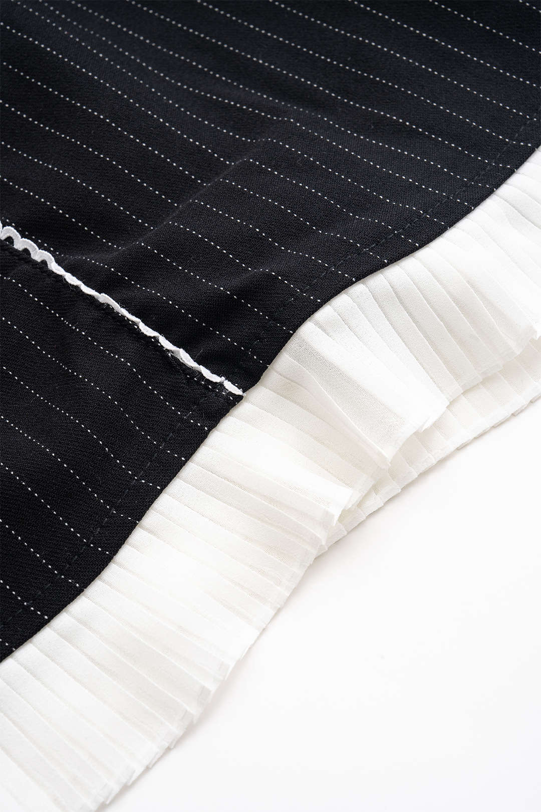 Gestreiftes Patchwork-Minikleid mit Rückenausschnitt und Spaghettiträgern