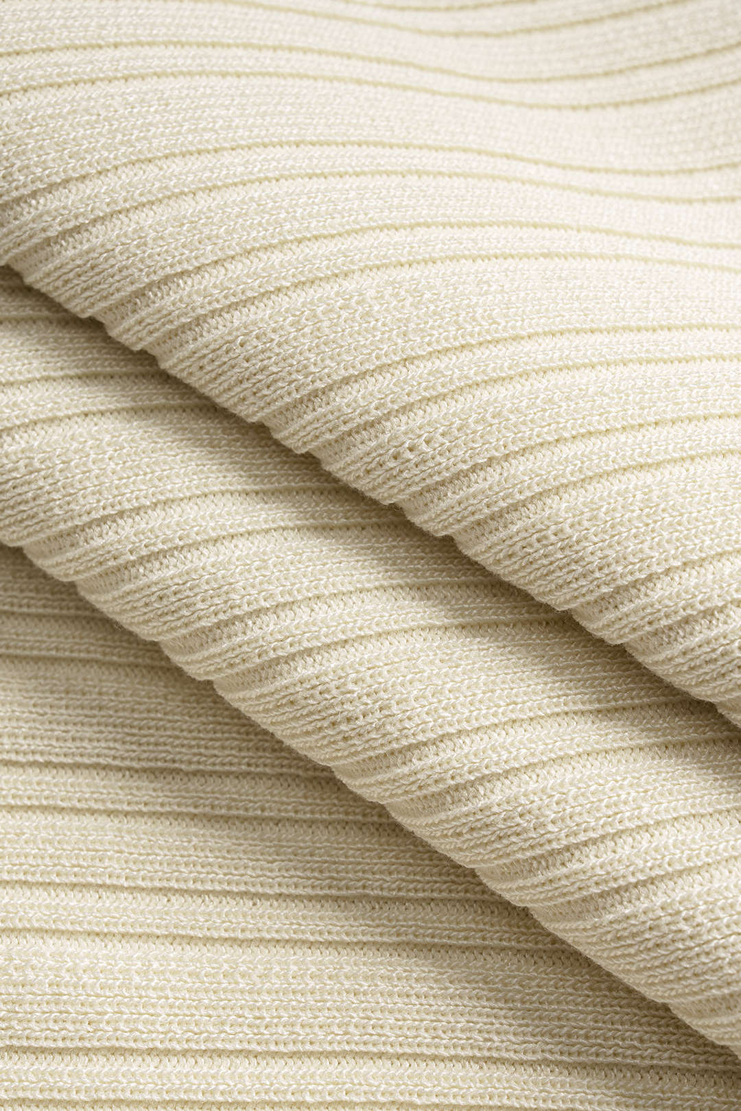 Gestricktes Kleid mit Revers und kurzen Ärmeln