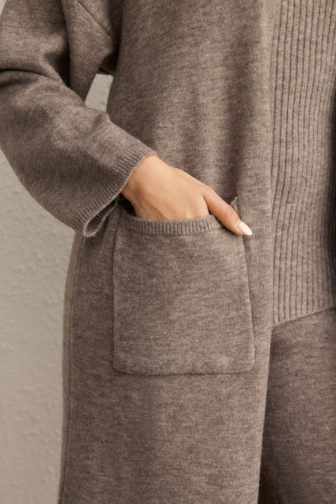 Strick-3-Teiler: Unifarbene Strickjacke und Hose mit geradem Bein