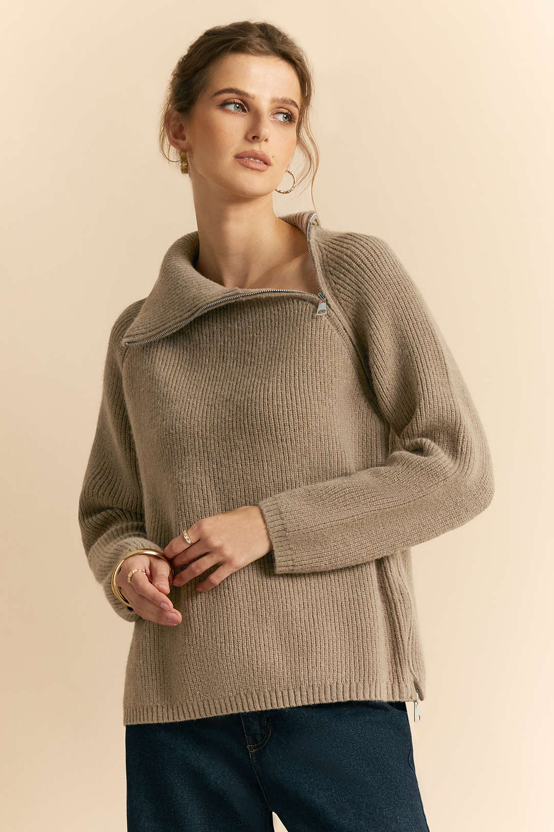 Stricktop mit Reißverschluss, Umlegekragen und langen Ärmeln