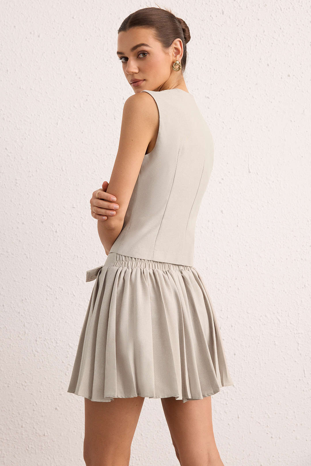 Ensemble gilet boutonné col en V et jupe plissée