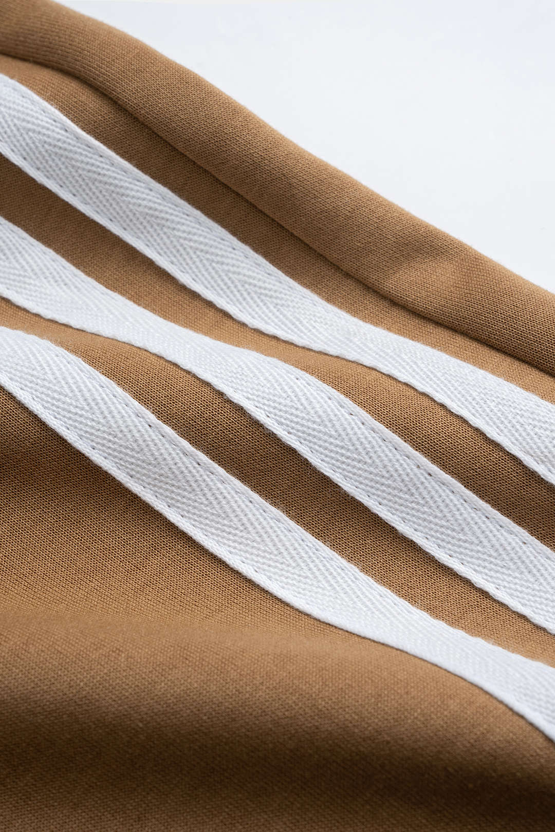 Hose mit Kontraststreifen-Print, Raffungen und weitem Bein