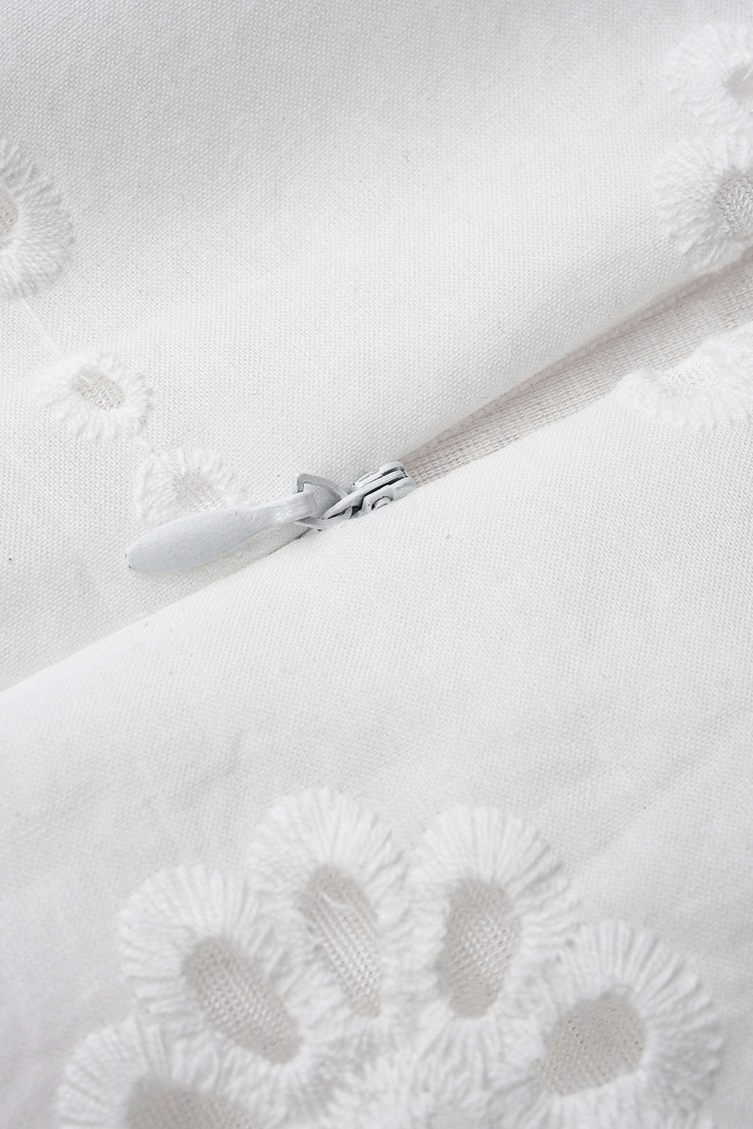 Mini-robe dos nu à manches courtes et col rond ajouré