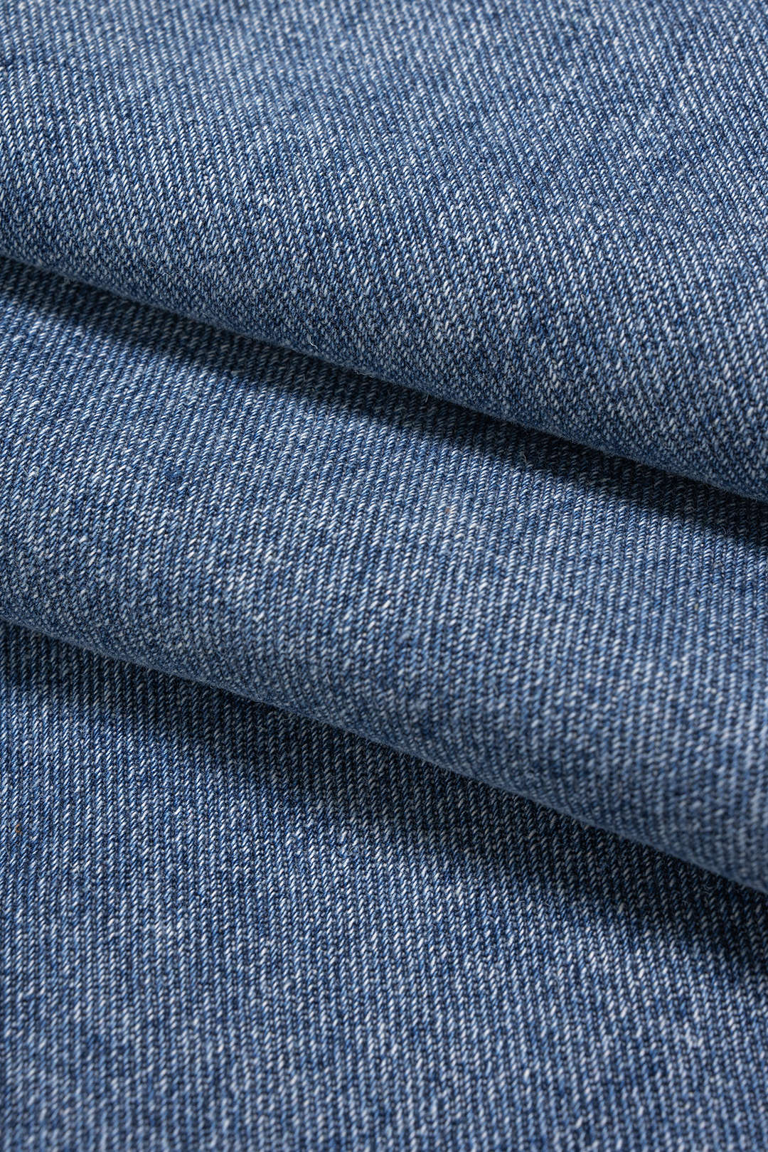 Asymmetrische Jeans mit Taschen