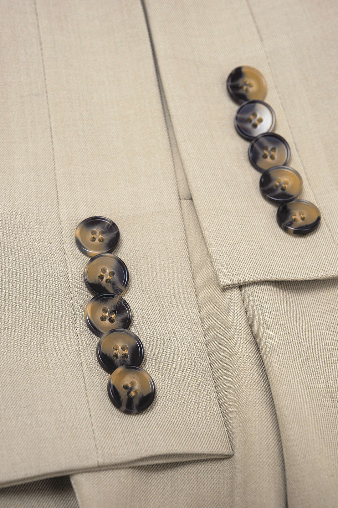 Unifarbene Hose mit Knoten