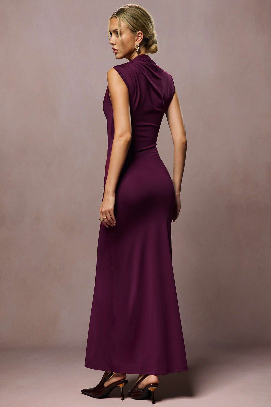 Robe longue maxi plissée sans manches décor métallisé