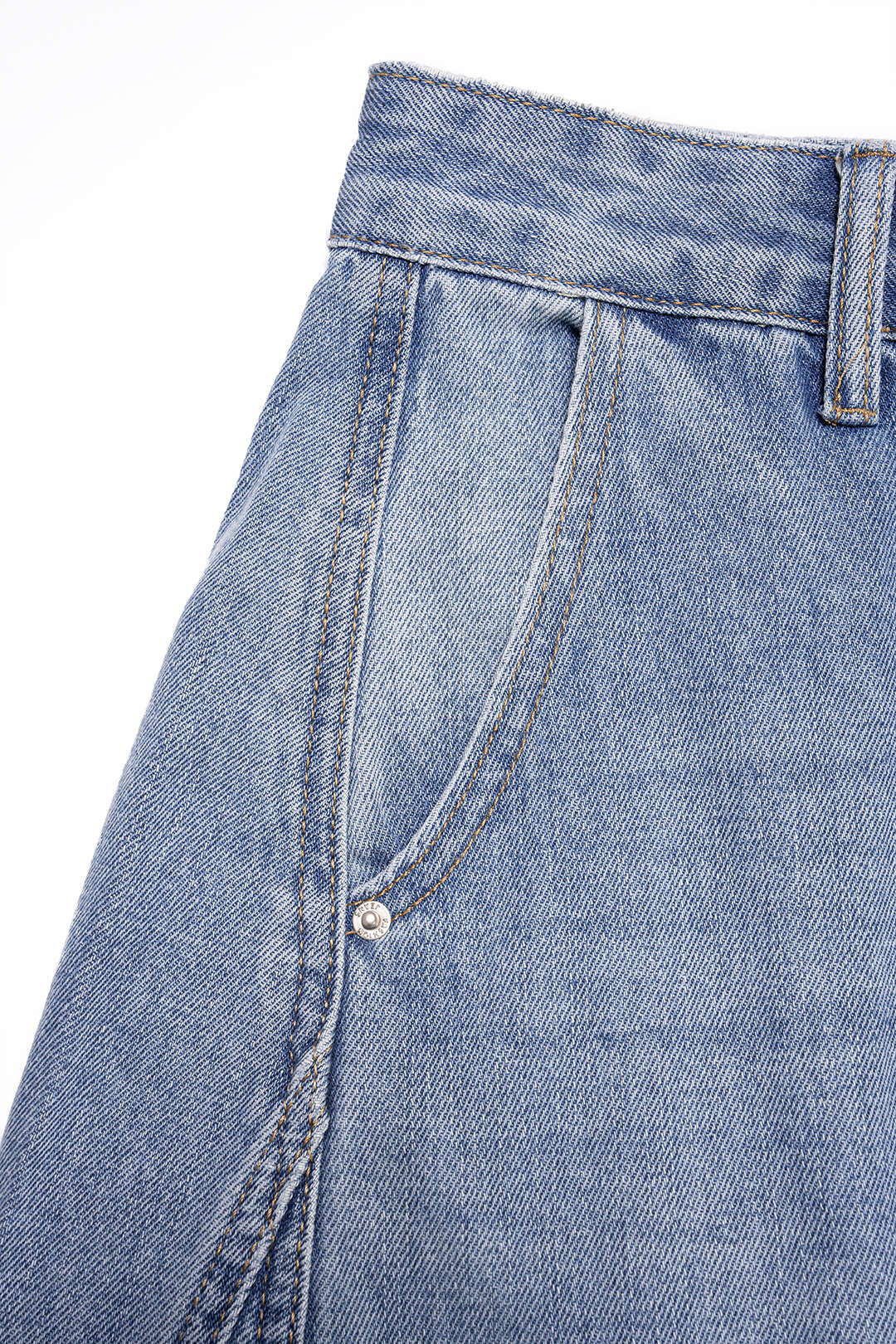 Jeans mit weitem Bein, Knöpfen und Taschen aus Denim