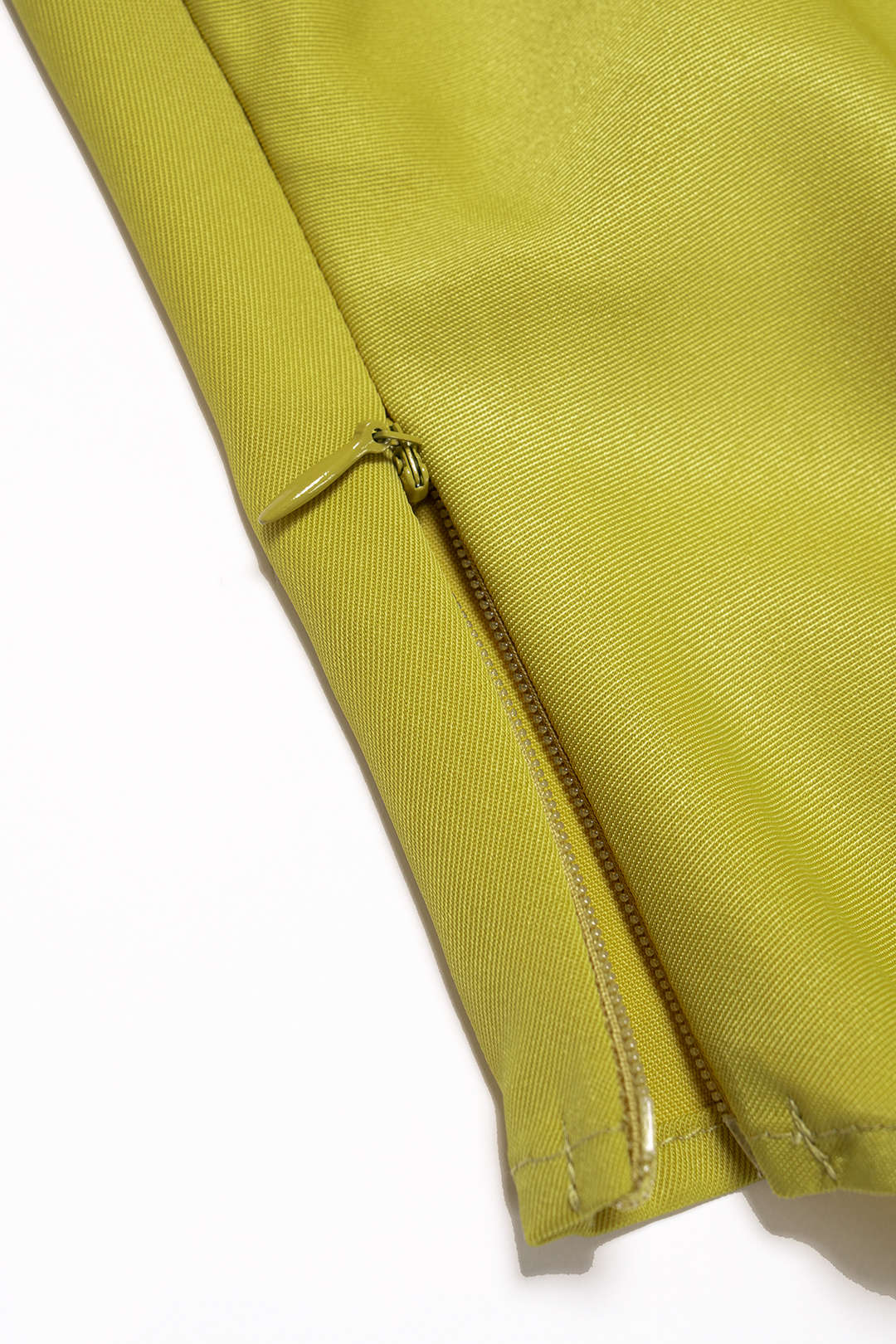 Neckholder-Top mit Wasserfallausschnitt, gerafftem Rücken und asymmetrischem Saum