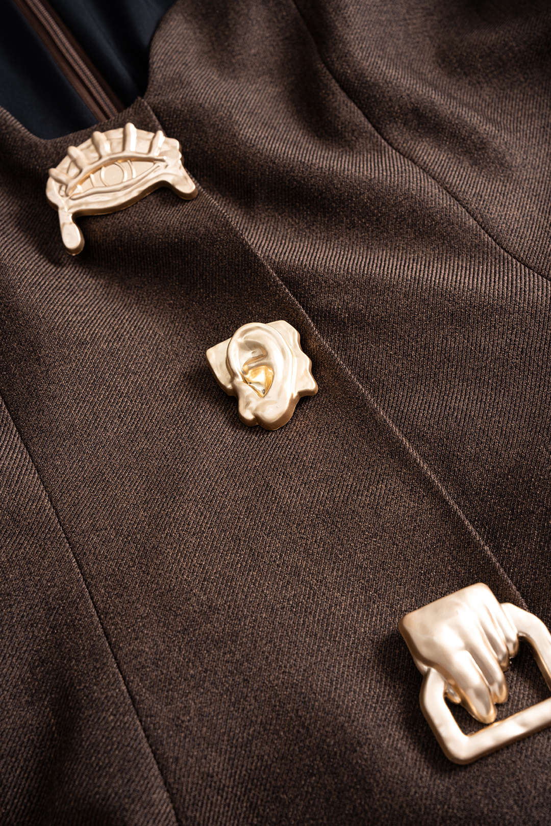 Minikleid mit langen Ärmeln, Rüschen, Reißverschluss, Schulterpolstern und Metallic-Dekor