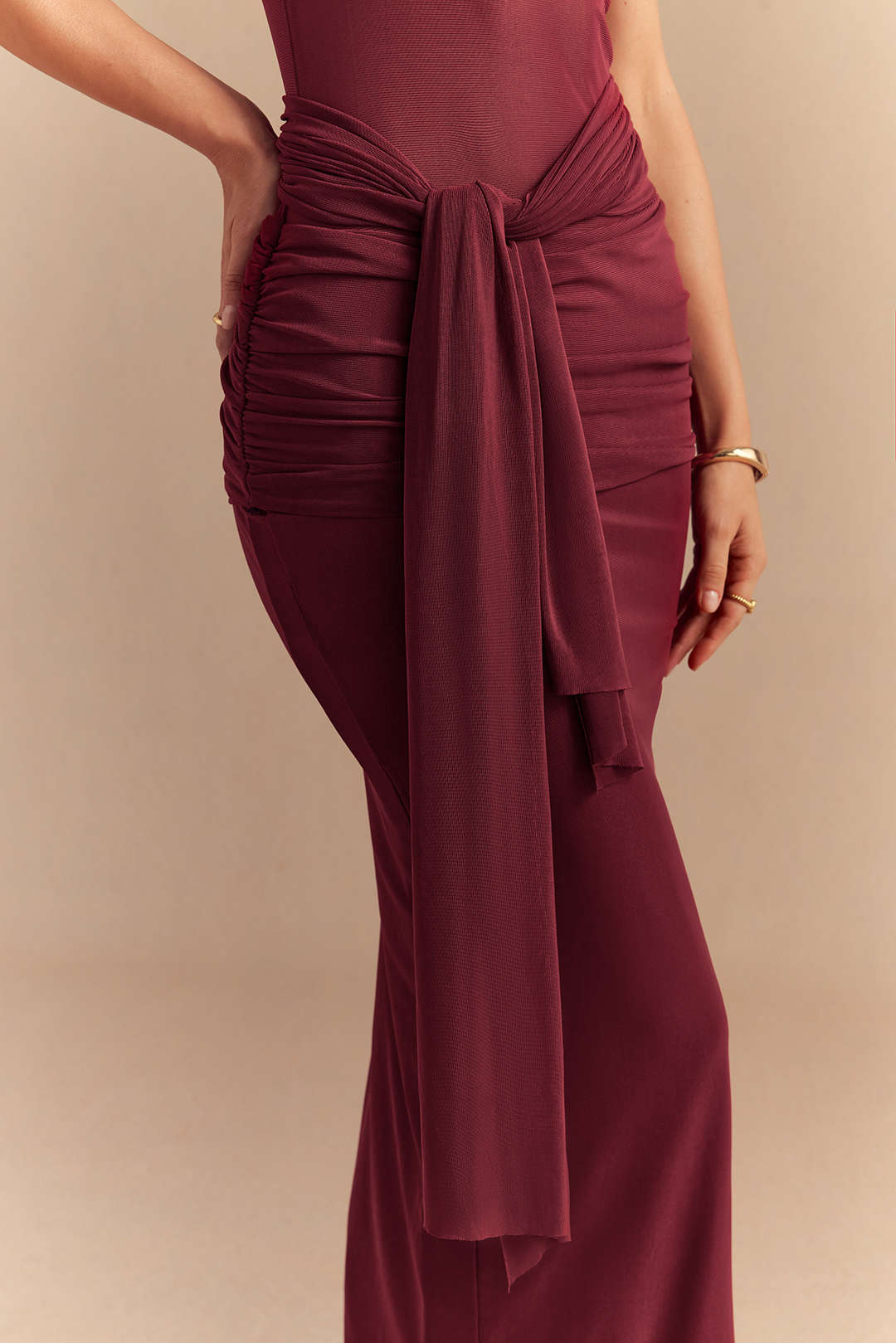 Robe longue sans manches en maille, asymétrique à une épaule, avec torsion et nouage