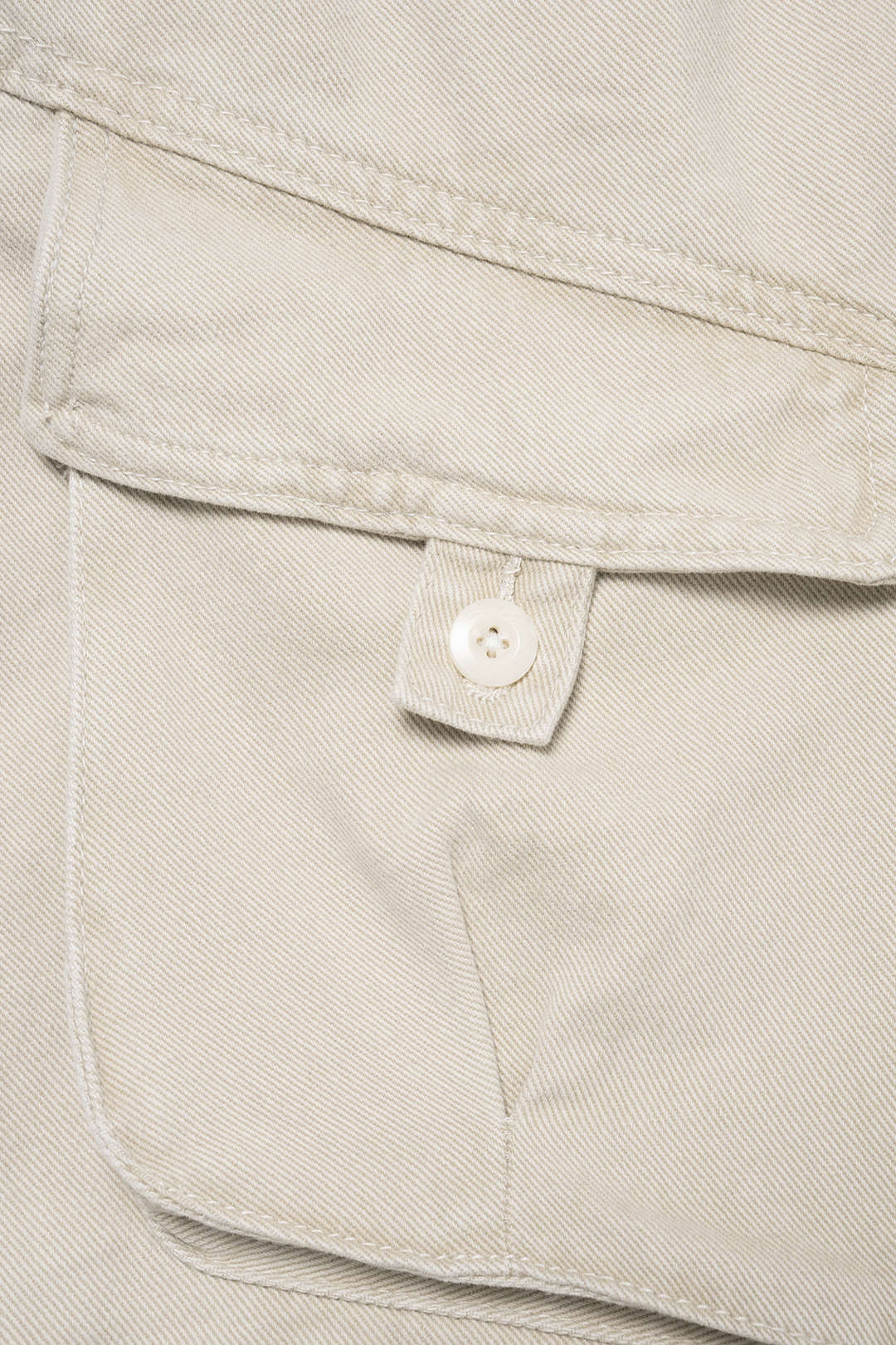 Jeans-Shorts mit Gürtel und Taschen