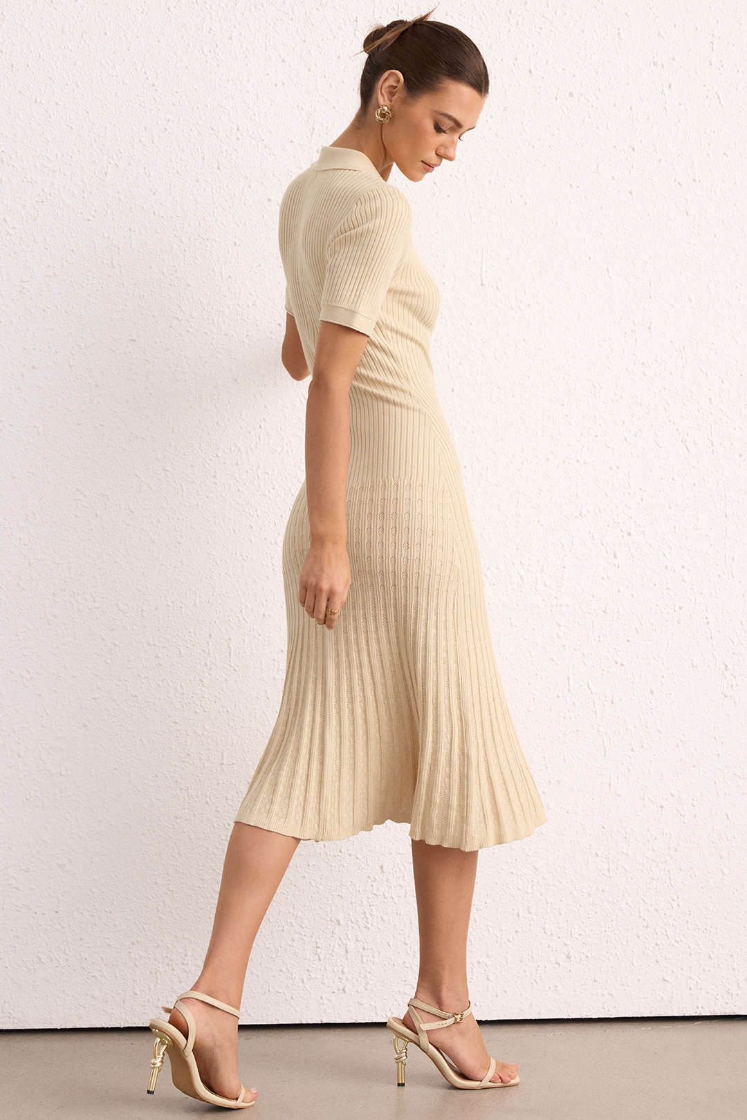 Robe midi à manches courtes en maille métallisée boutonnée