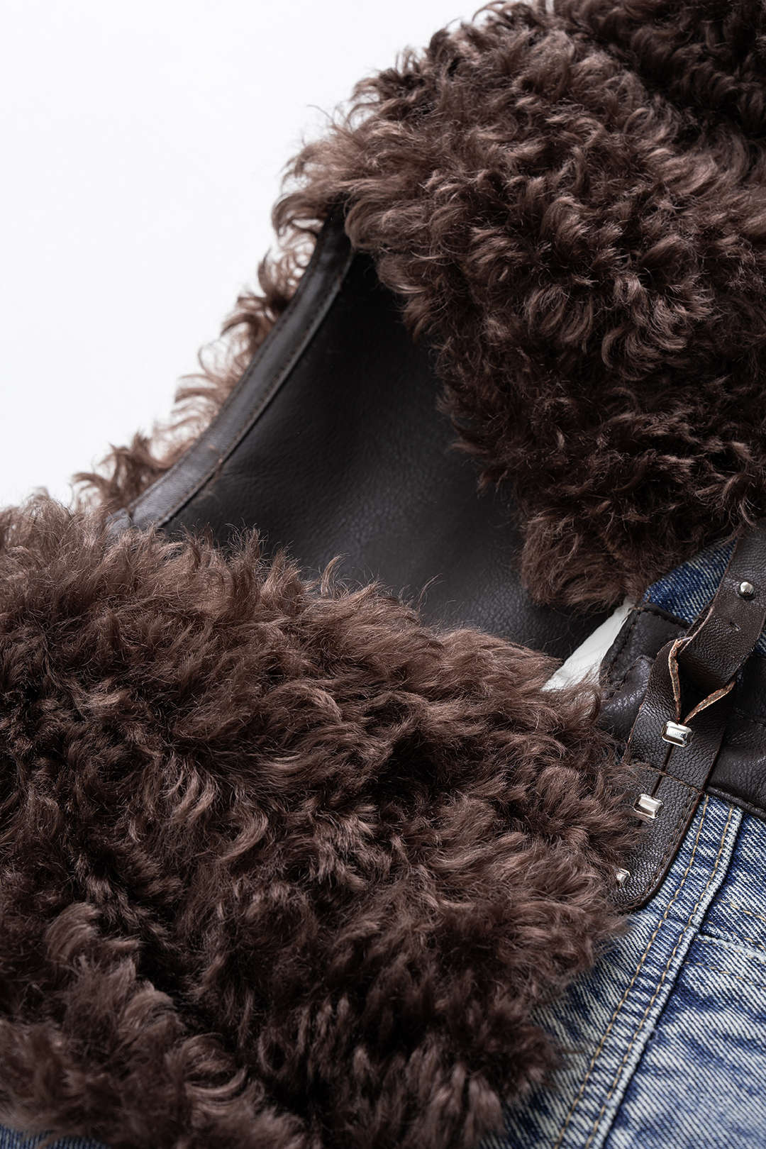 Denim-Patchwork-Jacke mit Kunstpelztaschen