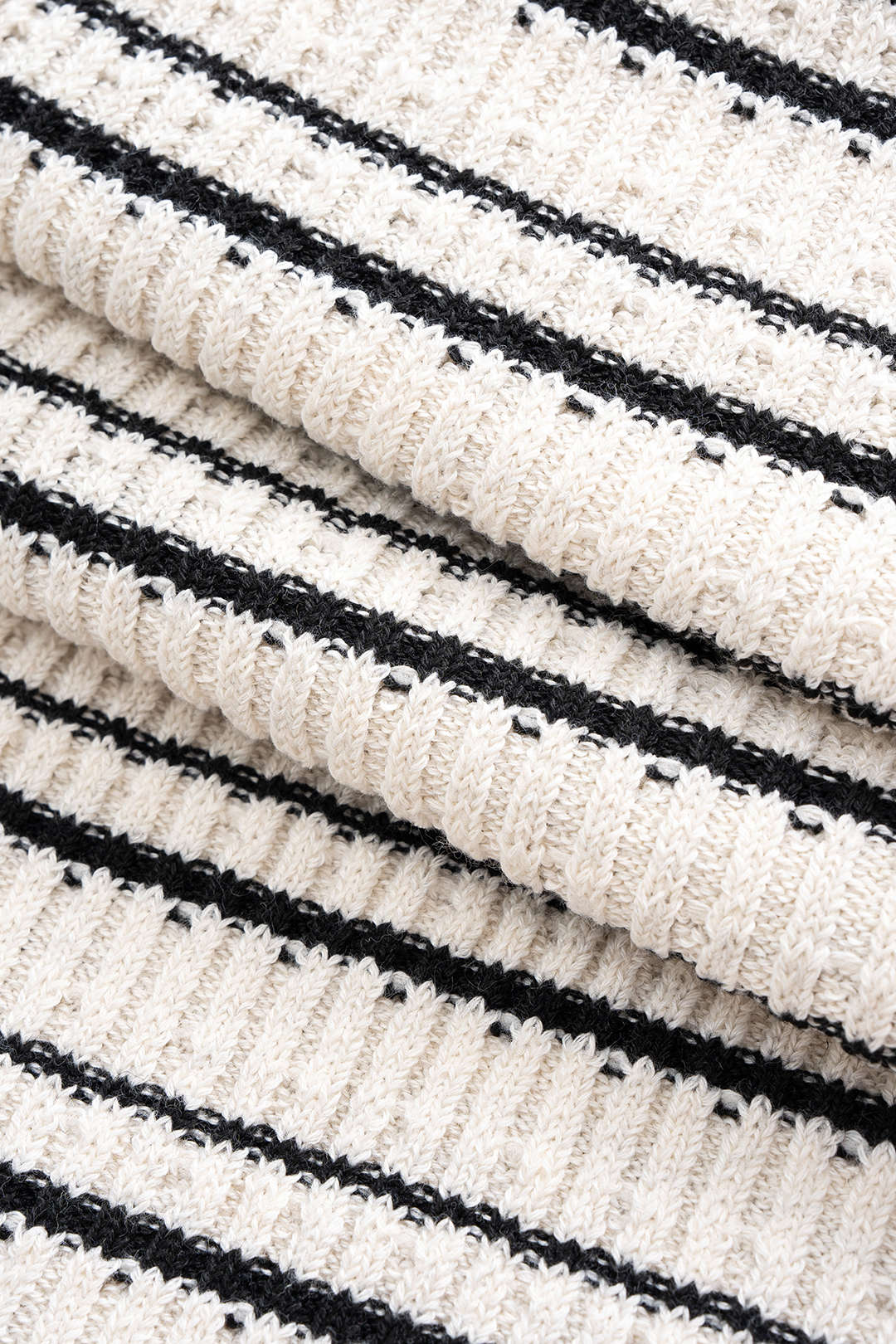 Gestricktes ärmelloses Midi-Kleid mit V-Ausschnitt, Streifenmuster und Kontrastdetails