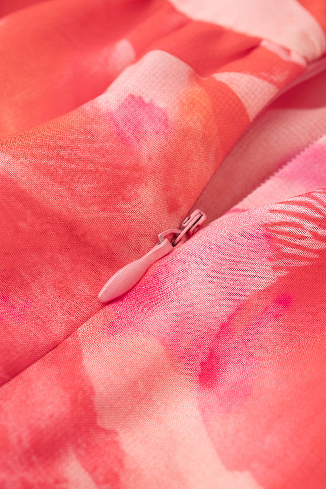 Geblümtes, gestuftes Mini-Kleid mit V-Ausschnitt und Bindedetail