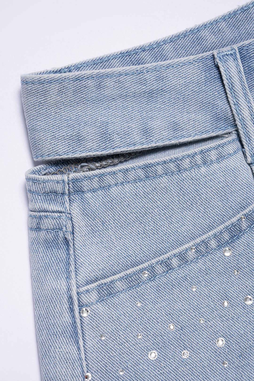 Jeansshorts mit Destroyed-Cut-Out und Taschen