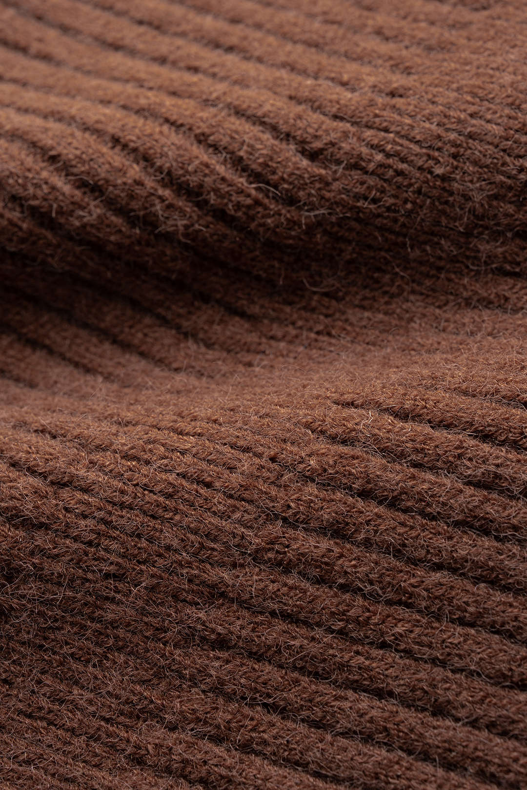 Geripptes Mini-Strickkleid mit asymmetrischem Ausschnitt und langen Ärmeln