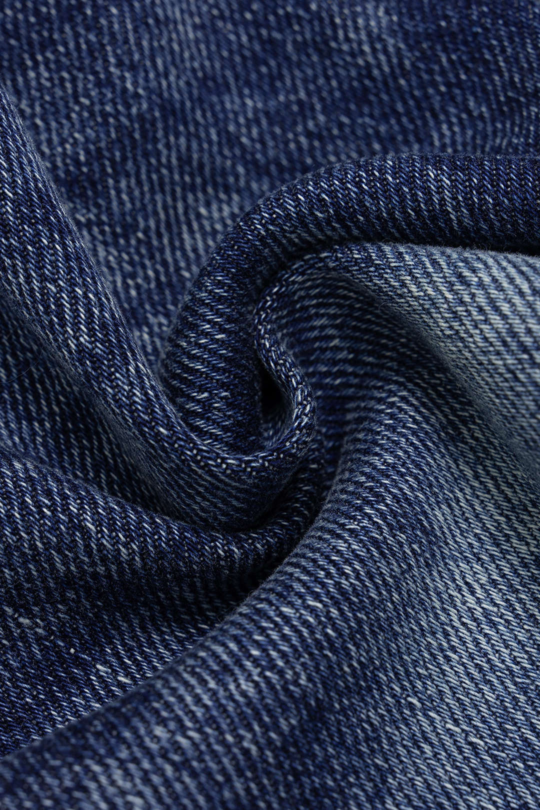 Kurze Jeanshose mit weitem Bein und Rissen