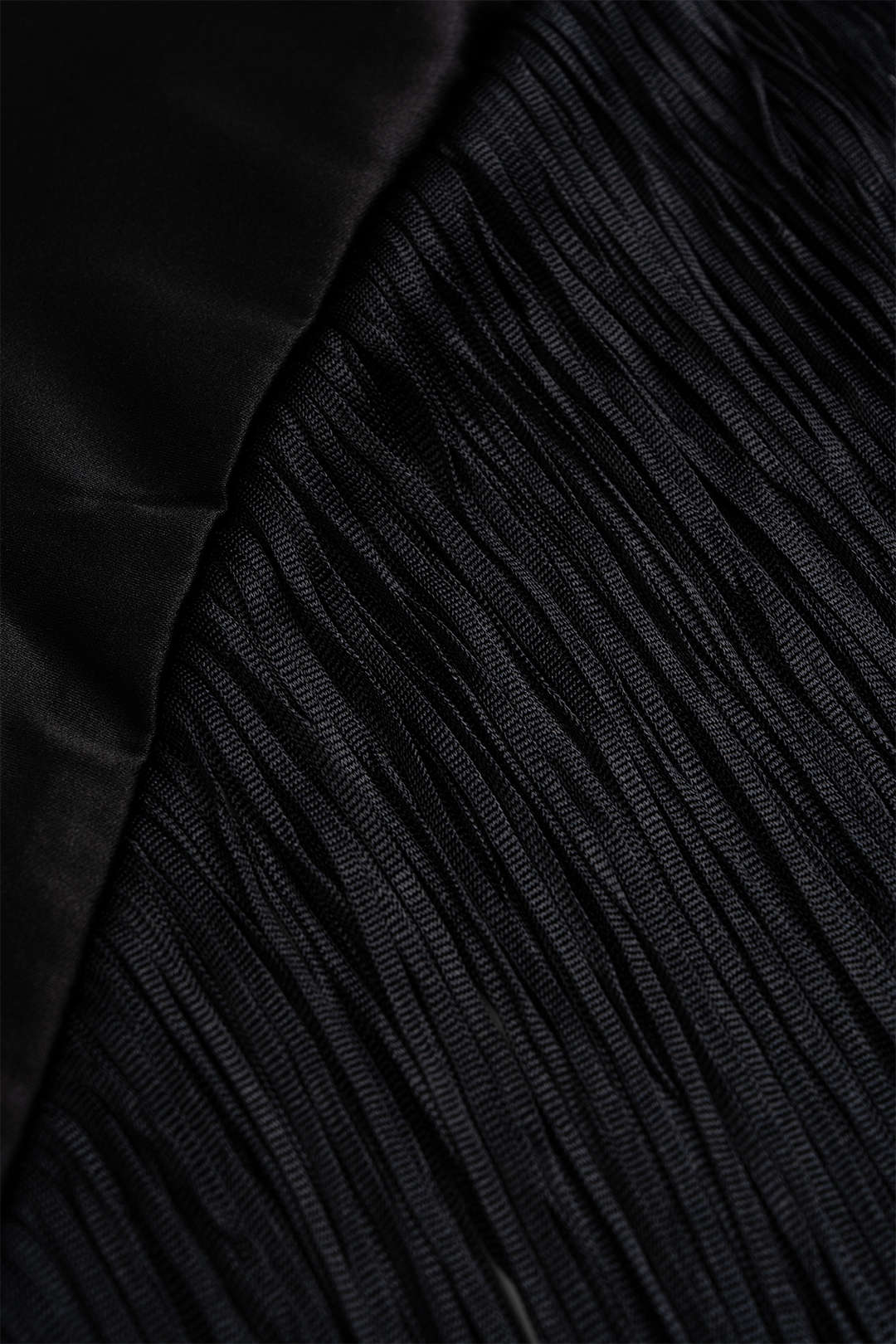 Satin Midi-Kleid mit drapiertem Wasserfallausschnitt, asymmetrischem Fransen-Saum und ärmellosem Design