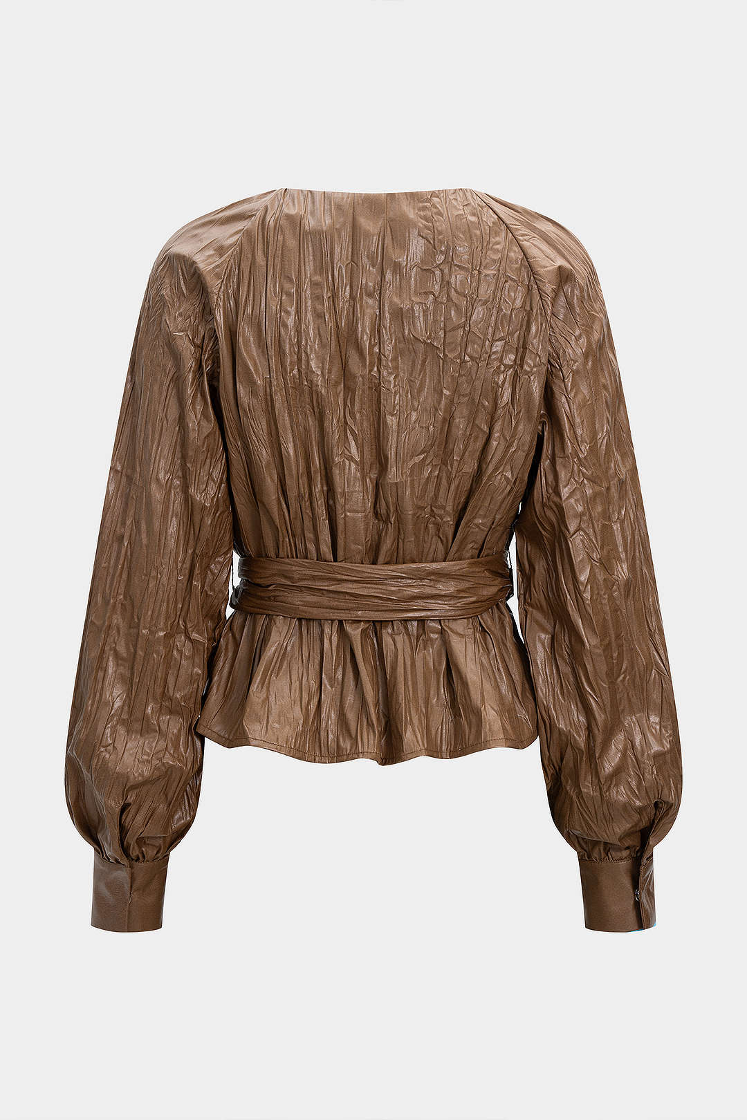 Hemdbluse aus Kunstleder mit Falten, Gürtel, V-Ausschnitt und langen Ärmeln