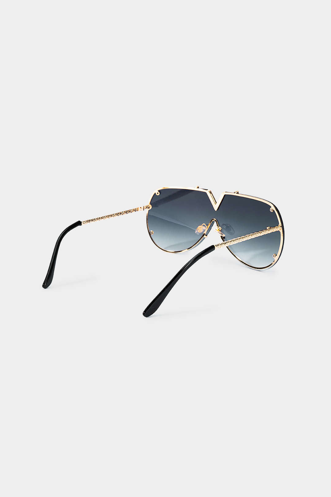 V-förmige Sonnenbrille mit Metallrahmen