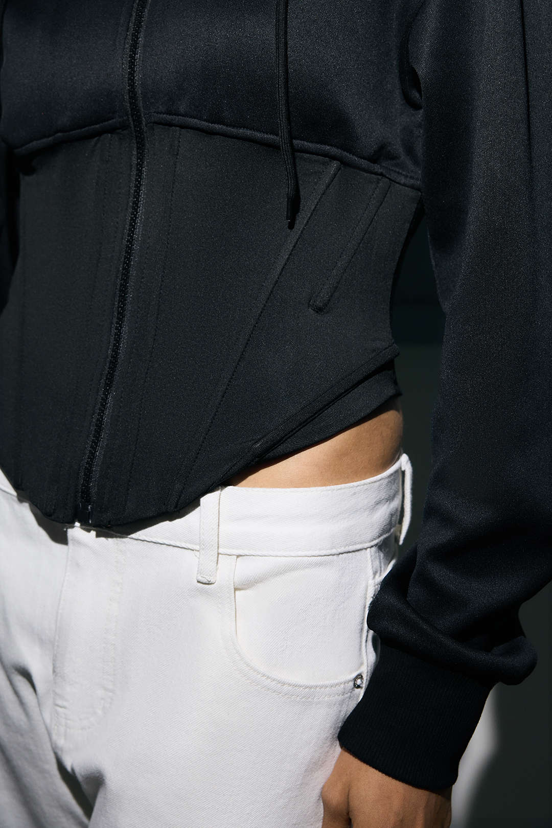 Sweat à capuche corseté à cordon de serrage et fermeture éclair