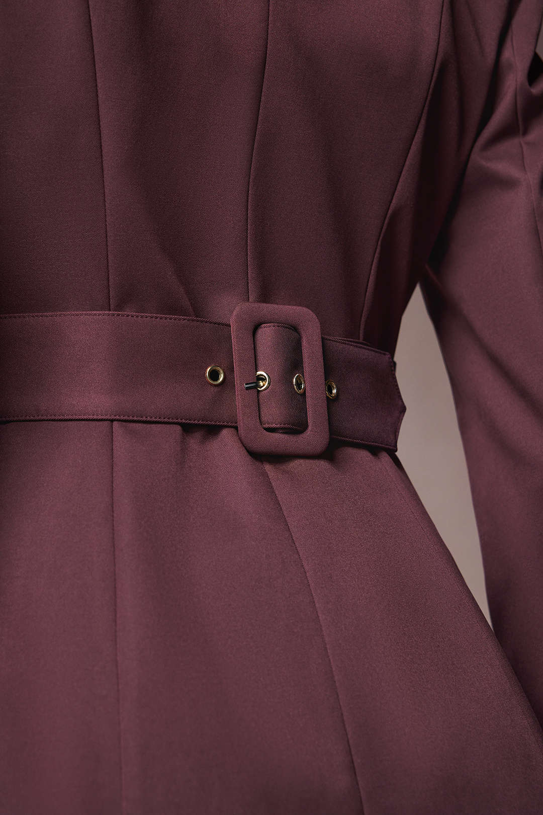 Mini-Kleid mit gekerbtem Revers, irregulärer Knopfleiste und langen Ärmeln