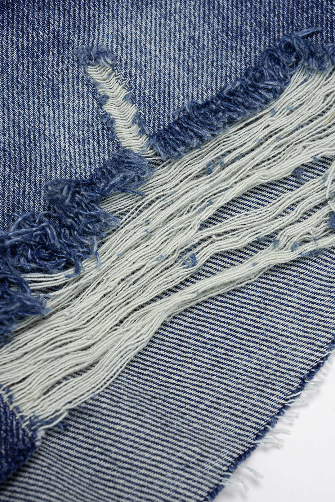 Kurze Jeanshose mit weitem Bein und Rissen