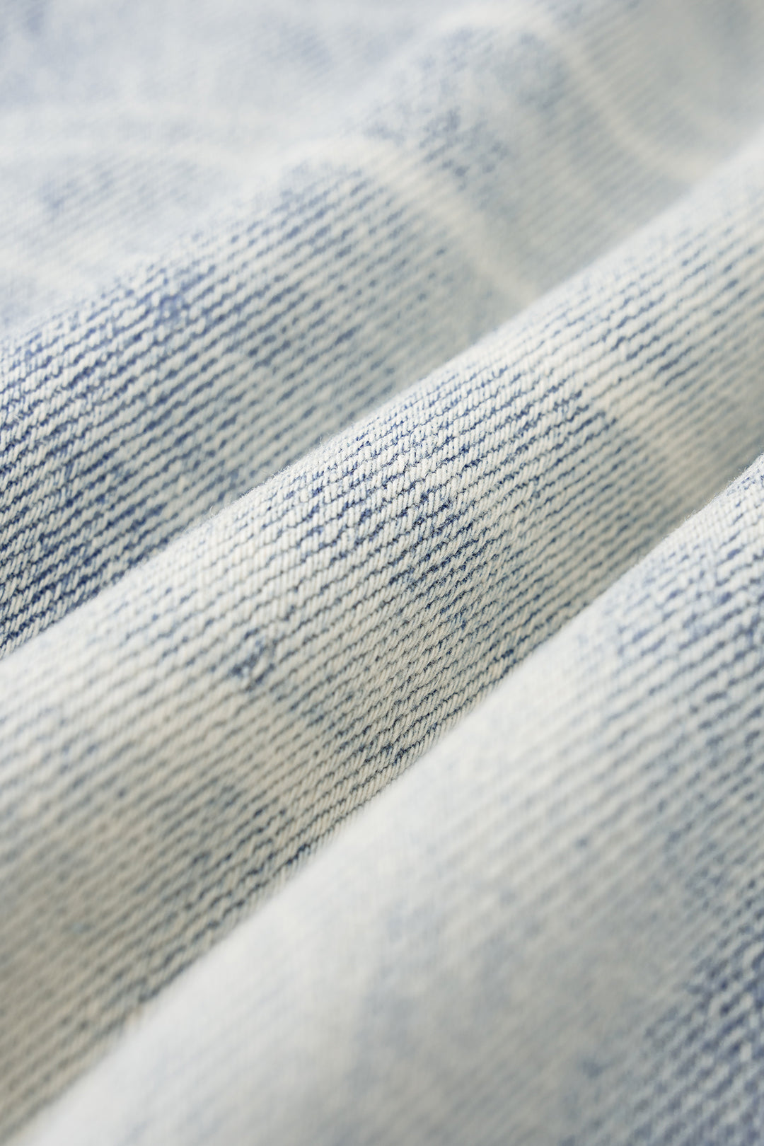 Jeans mit asymmetrischem, ausgefranstem weitem Bein aus Denim