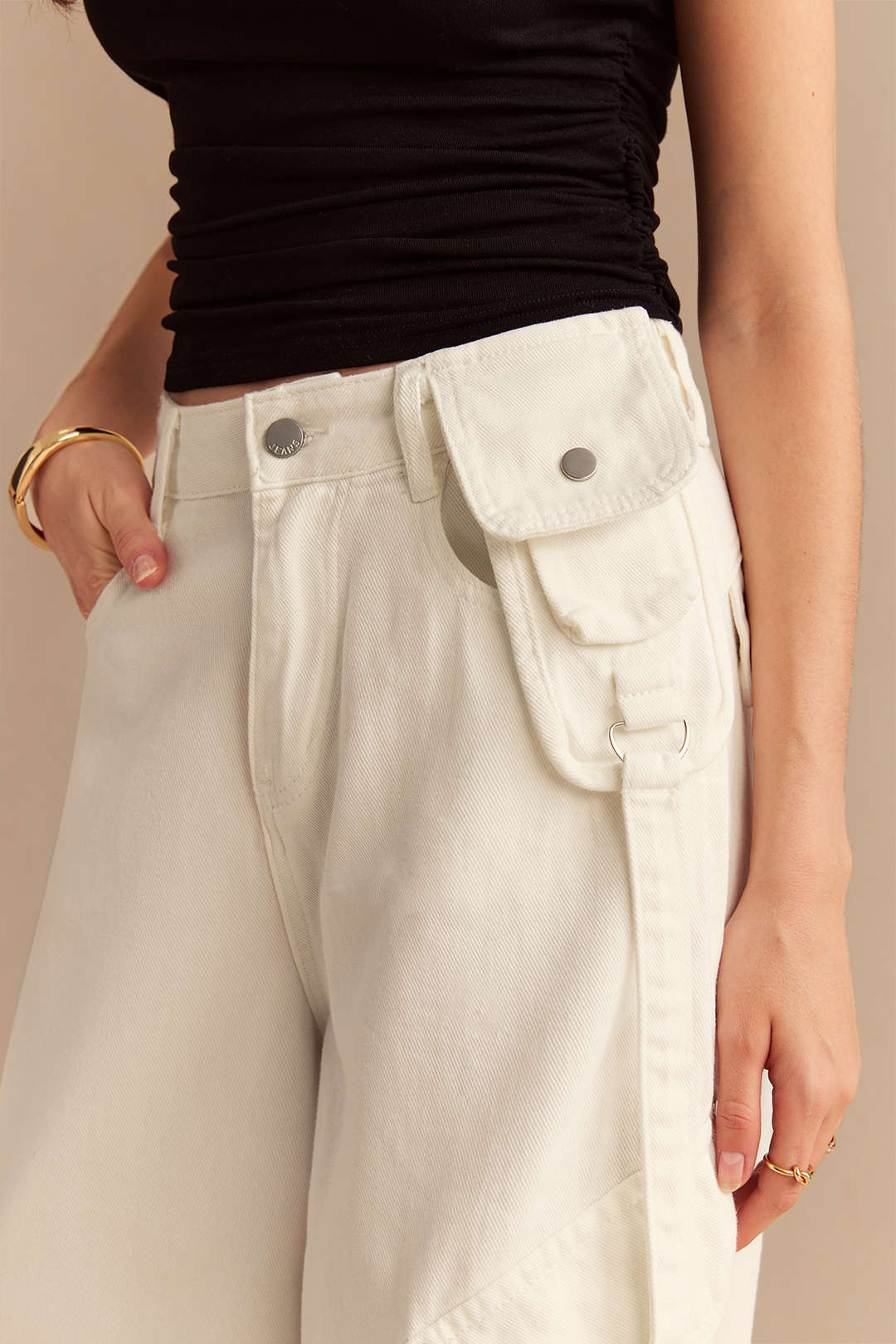 Denim-Jeans mit asymmetrischen Taschen und weitem Bein