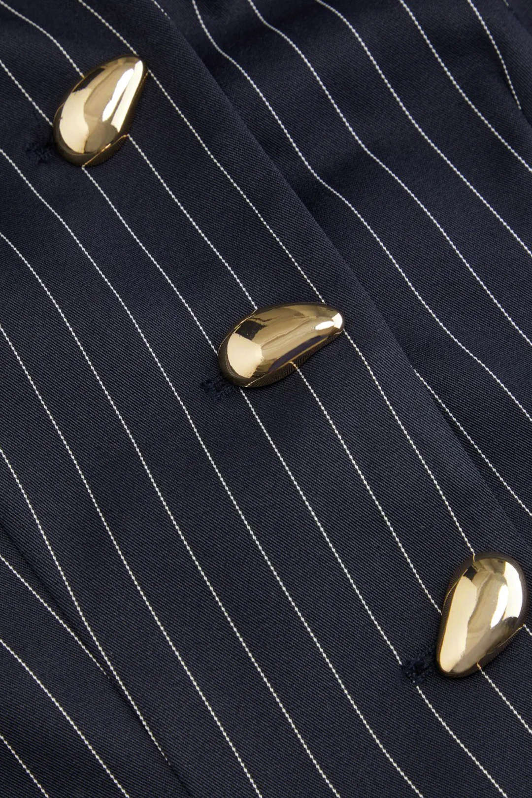Gestreiftes Oberteil mit überkreuzten Trägern, Metallic-Knöpfen und weite Hose