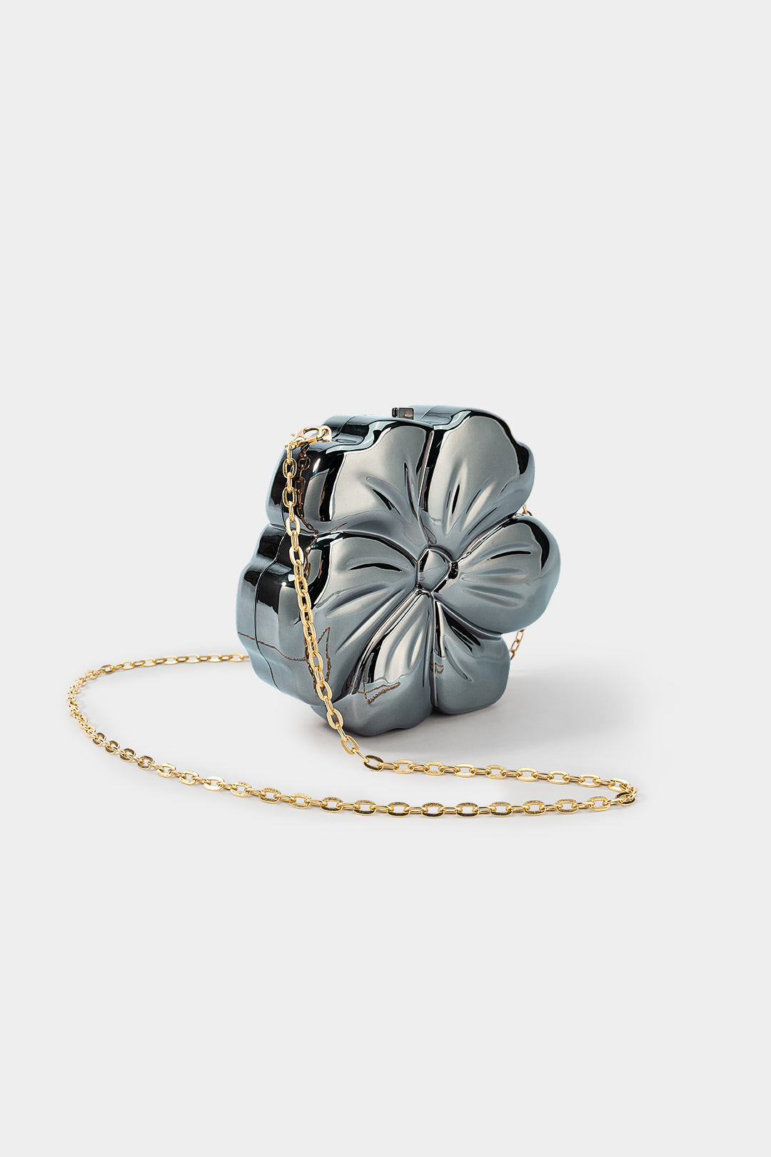 Blumenförmige Umhängetasche mit Metallkette