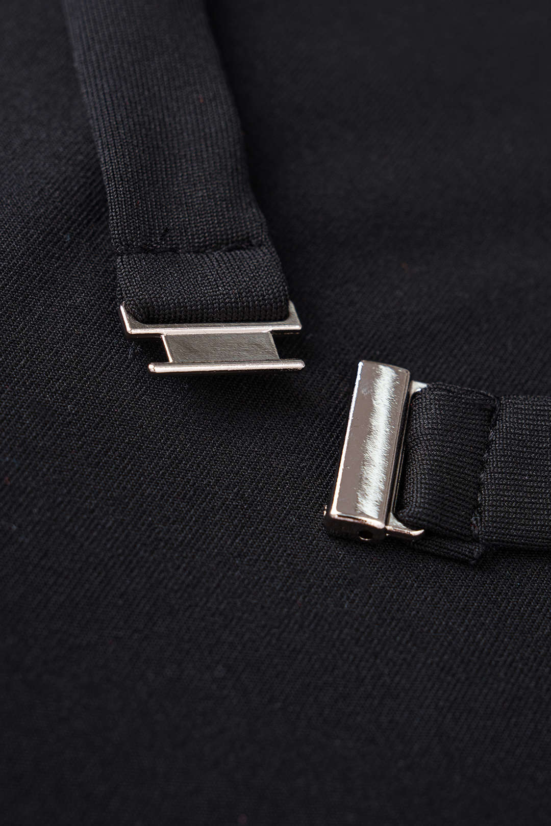 Rundhals-Jumpsuit mit Bindedetail am rücken und Rückenausschnitt