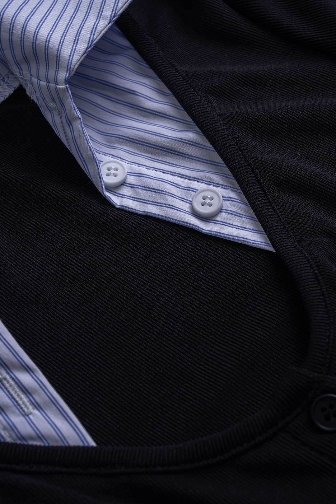 Gestreiftes Minikleid mit Rundhalsausschnitt, Kontrastdetails und kurzen Ärmeln mit Knopfleiste