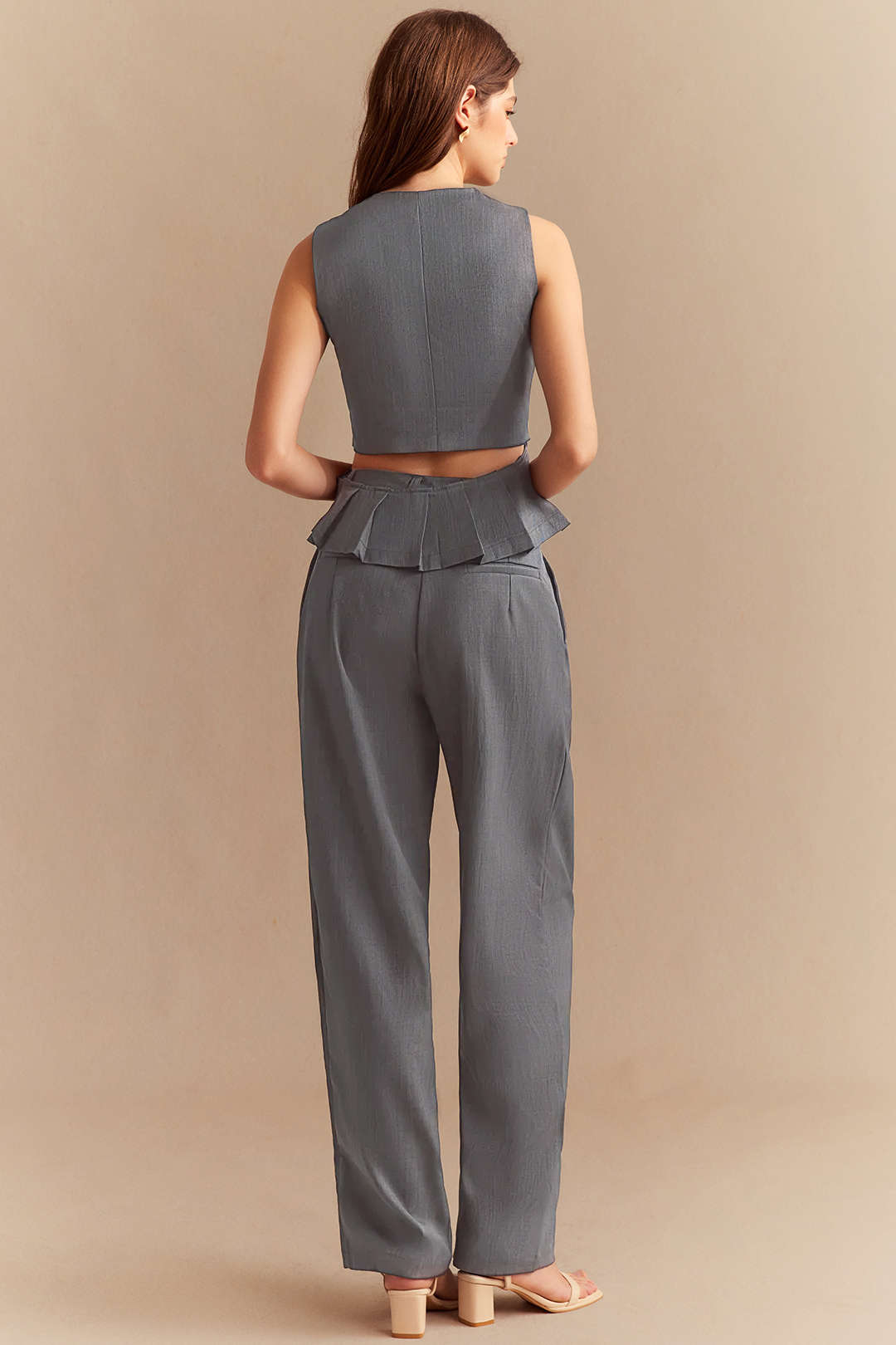 V-Ausschnitt Asymmetrische Weste mit Knopfleiste, Cut-Out und Falten