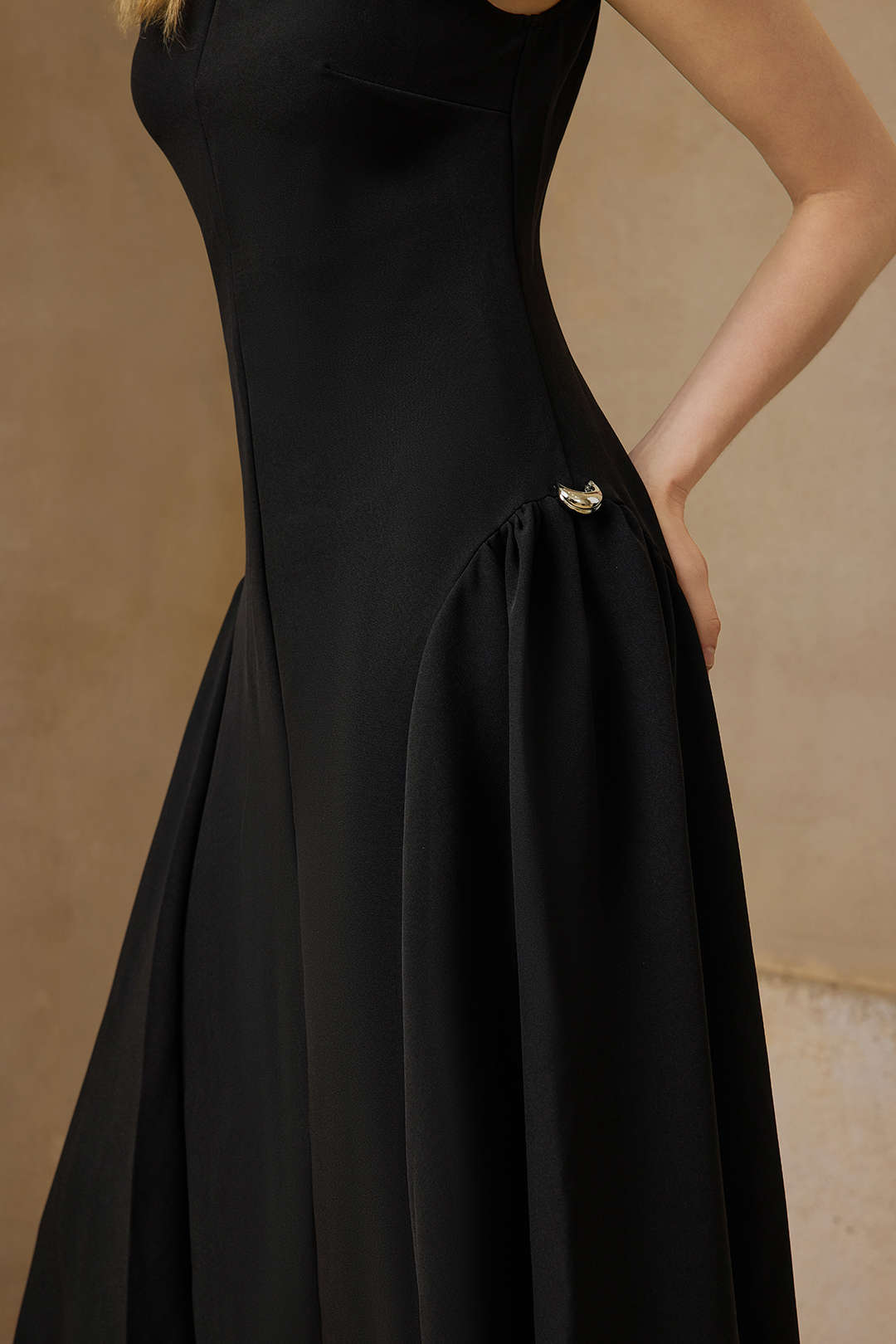 Robe longue sans manches à glissière et décorations métalliques