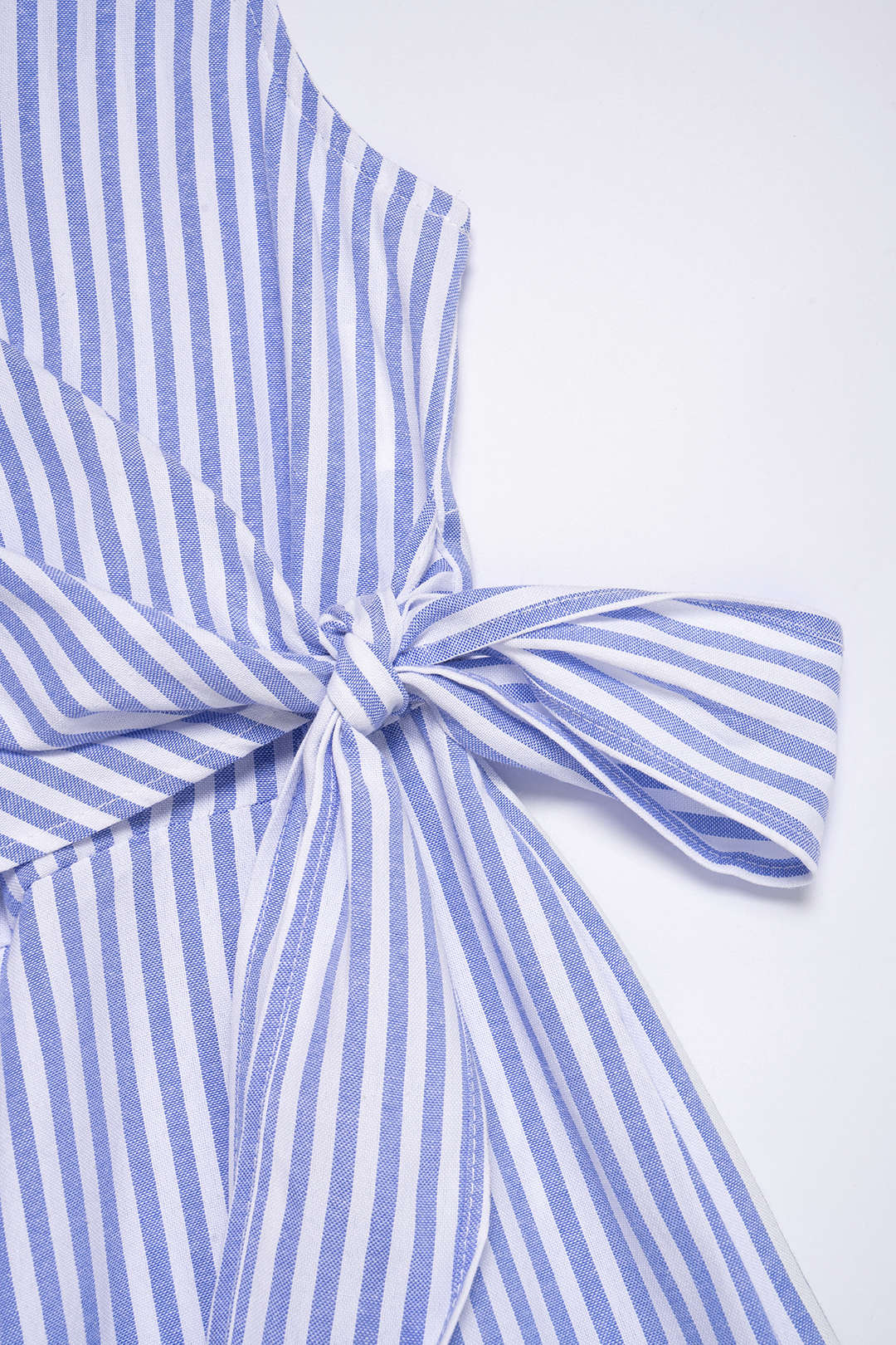 Gestreifter Jumpsuit mit V-Ausschnitt, Bindedetail und weitem Bein