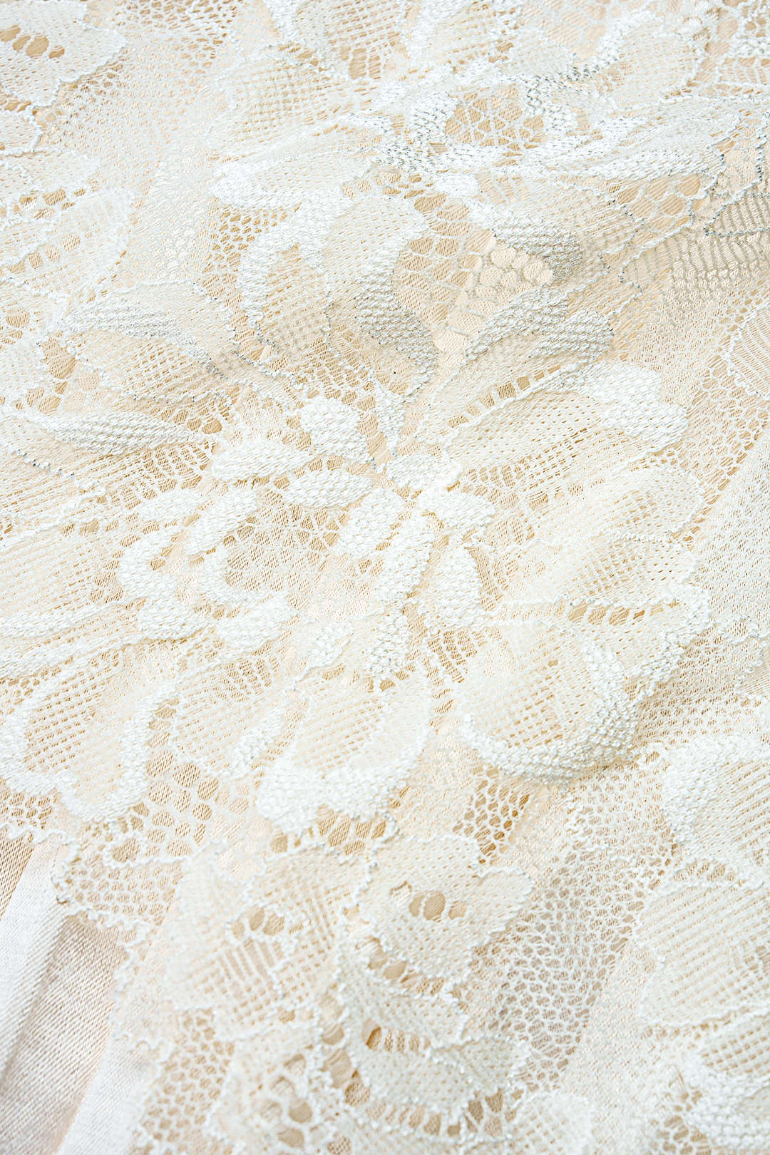 Jupe plissée en satin avec empiècements et dentelle