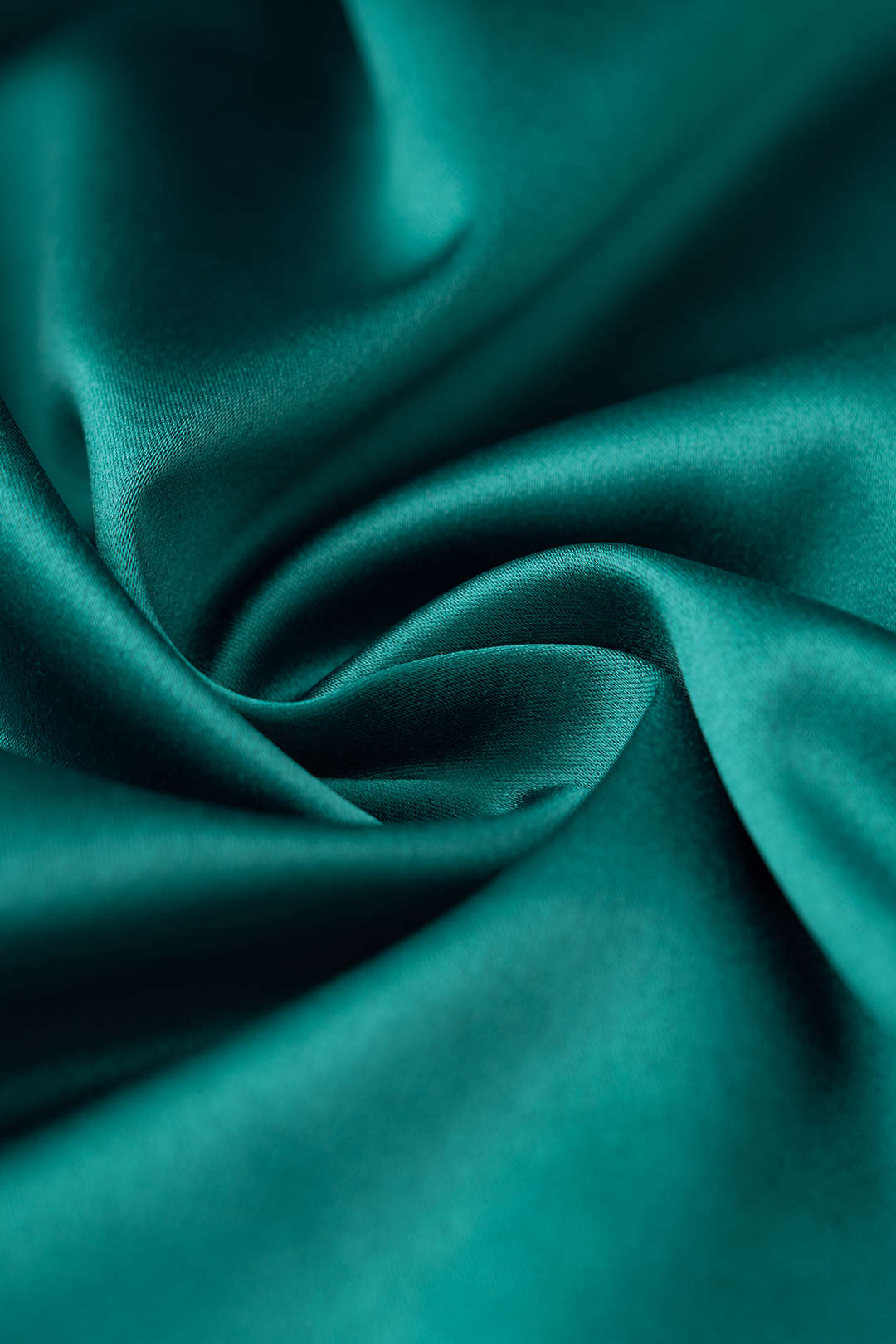 Metallic-Satin-Trägertop mit asymmetrischen Raffungen