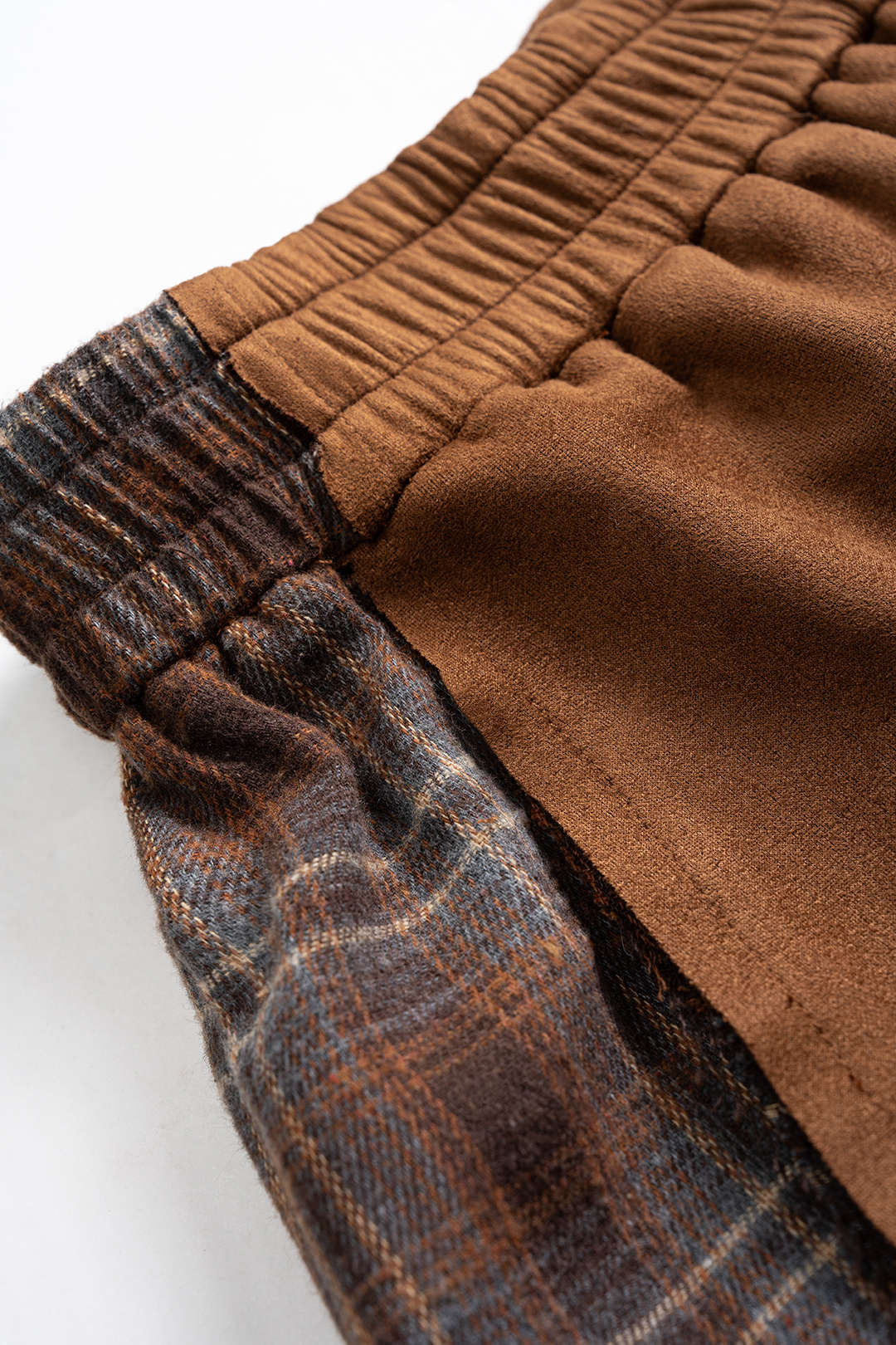 Hose mit Karodruck, Wildleder-Patchwork und gerafftem Bund