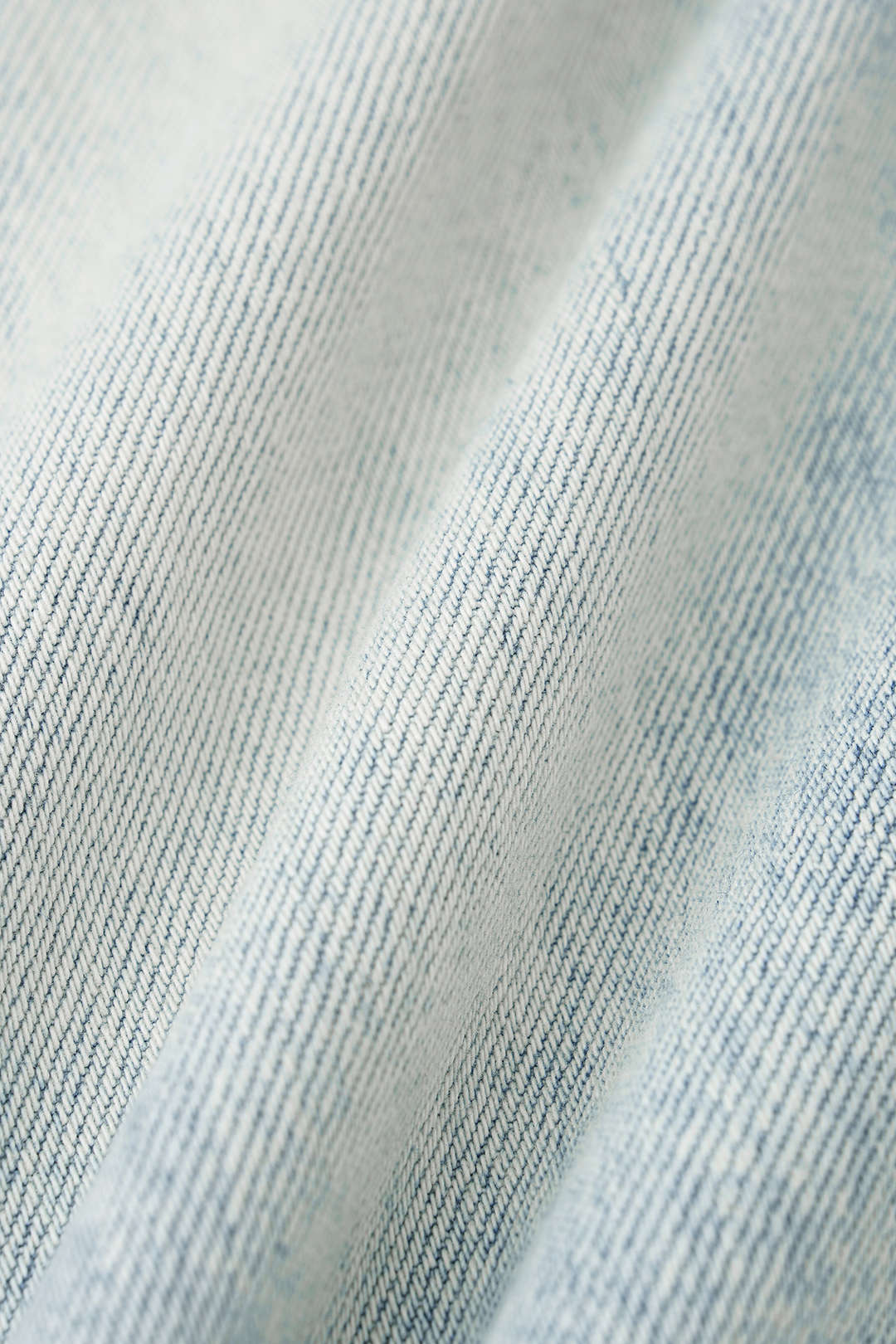 Jeans-Shorts mit asymmetrischem Reißverschluss und Rissen