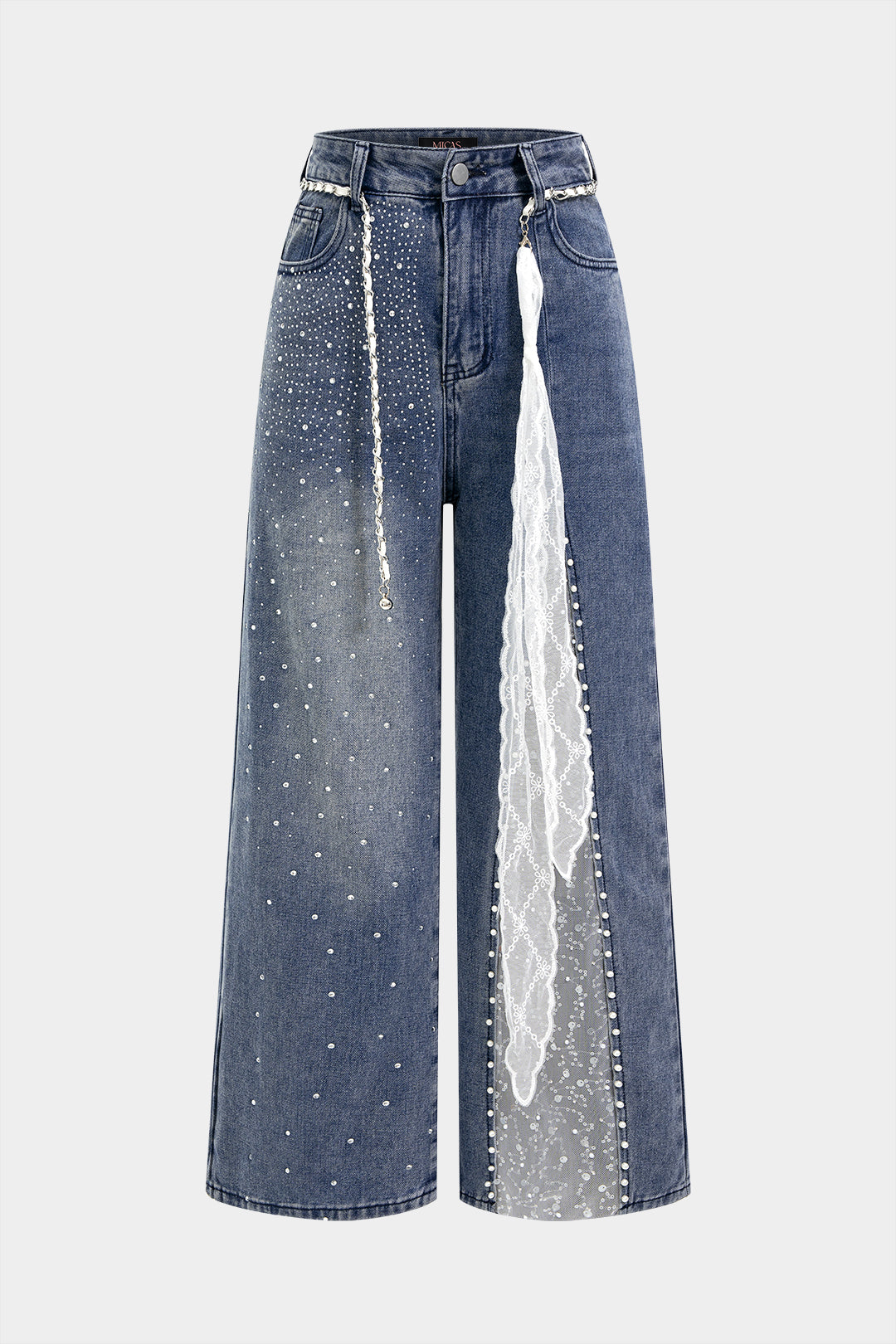 Jeans mit Gürtel, asymmetrischem Schnitt, Mesh-Patchwork, Denim und Strassdekor