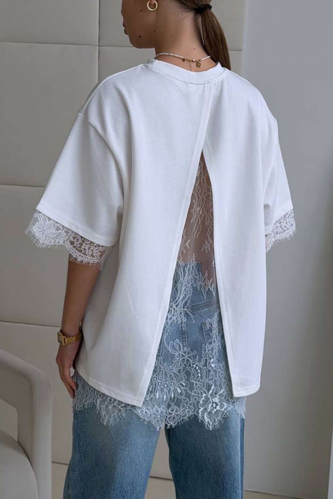 Einfarbiges T-Shirt mit Rundhalsausschnitt, kurzen Ärmeln und Spitzen-Patchwork