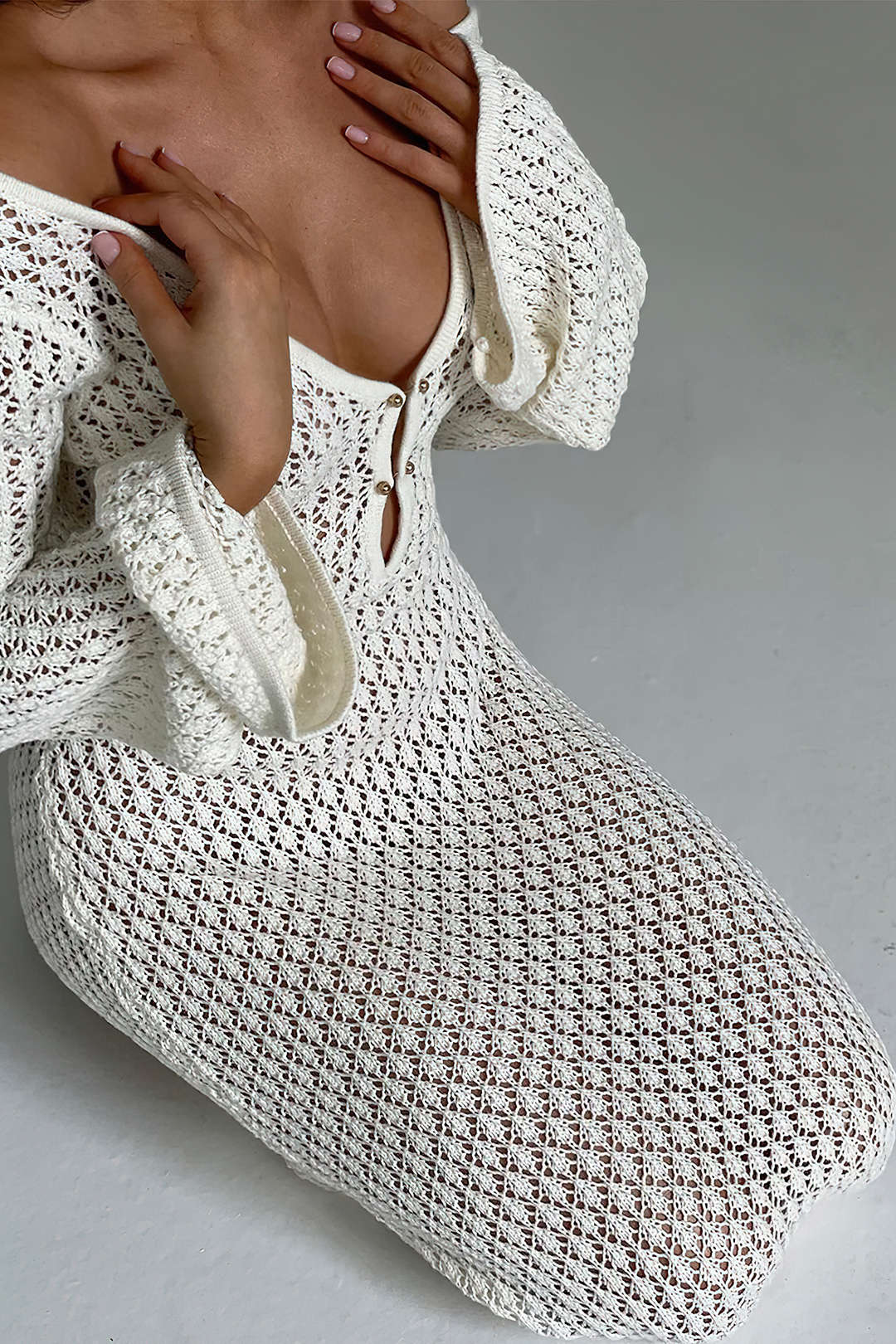 Gehäkeltes Maxikleid mit V-Ausschnitt, offener Strick und langen Ärmeln