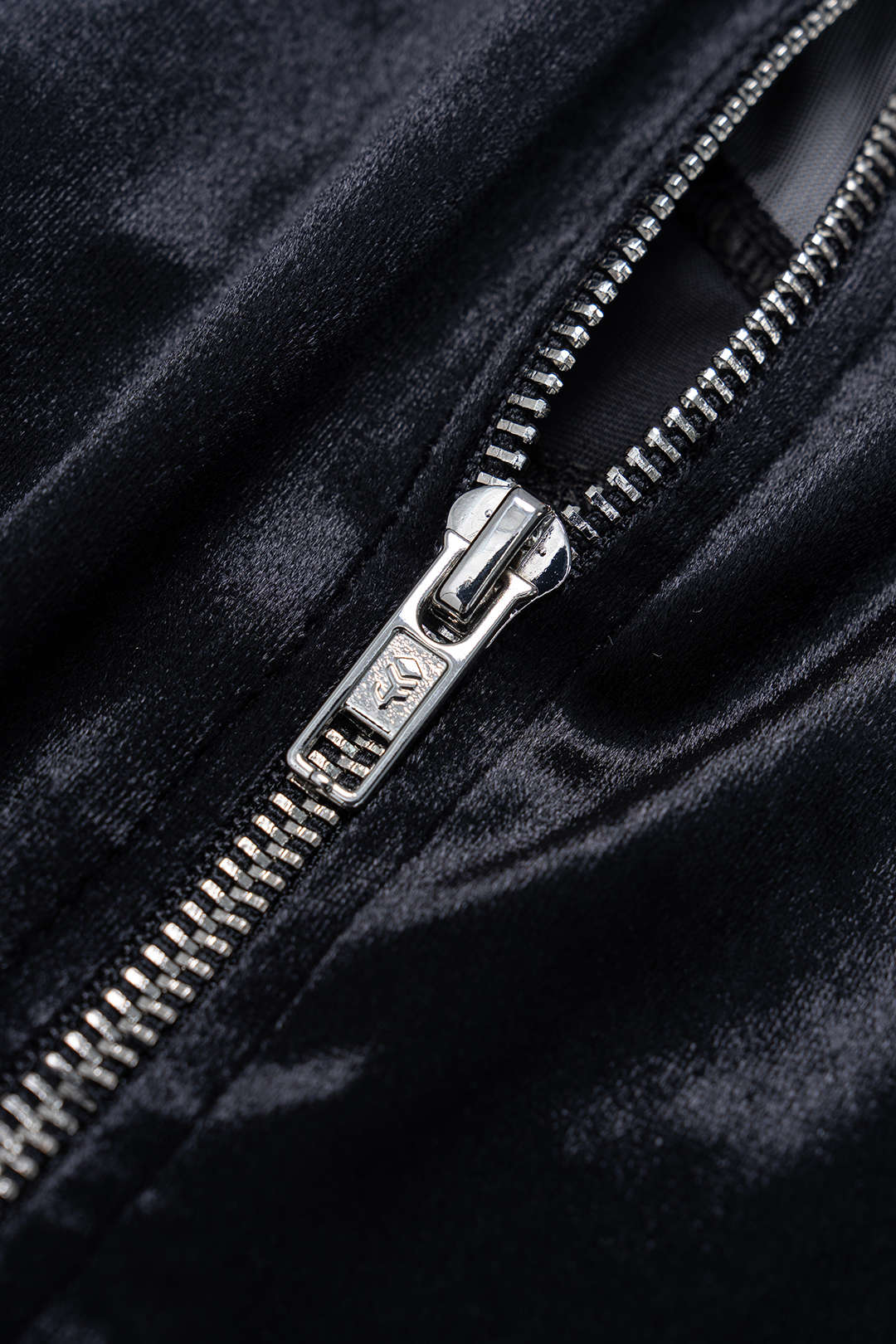 Mesh-Patchwork-Samt-Rollkragentop mit asymmetrischem Cut-Out und langen Ärmeln
