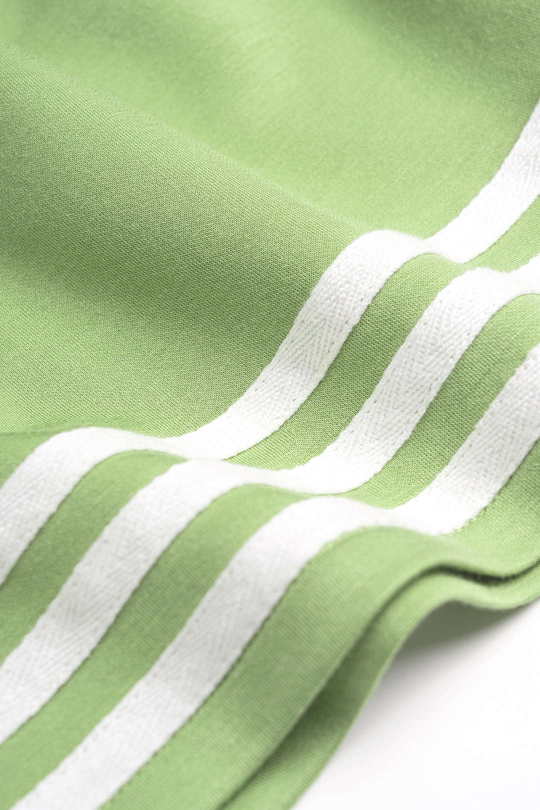 Gestreiftes T-Shirt mit Rundhalsausschnitt und kurzen Ärmeln und Shorts mit Kordelzug-Bindung im Set