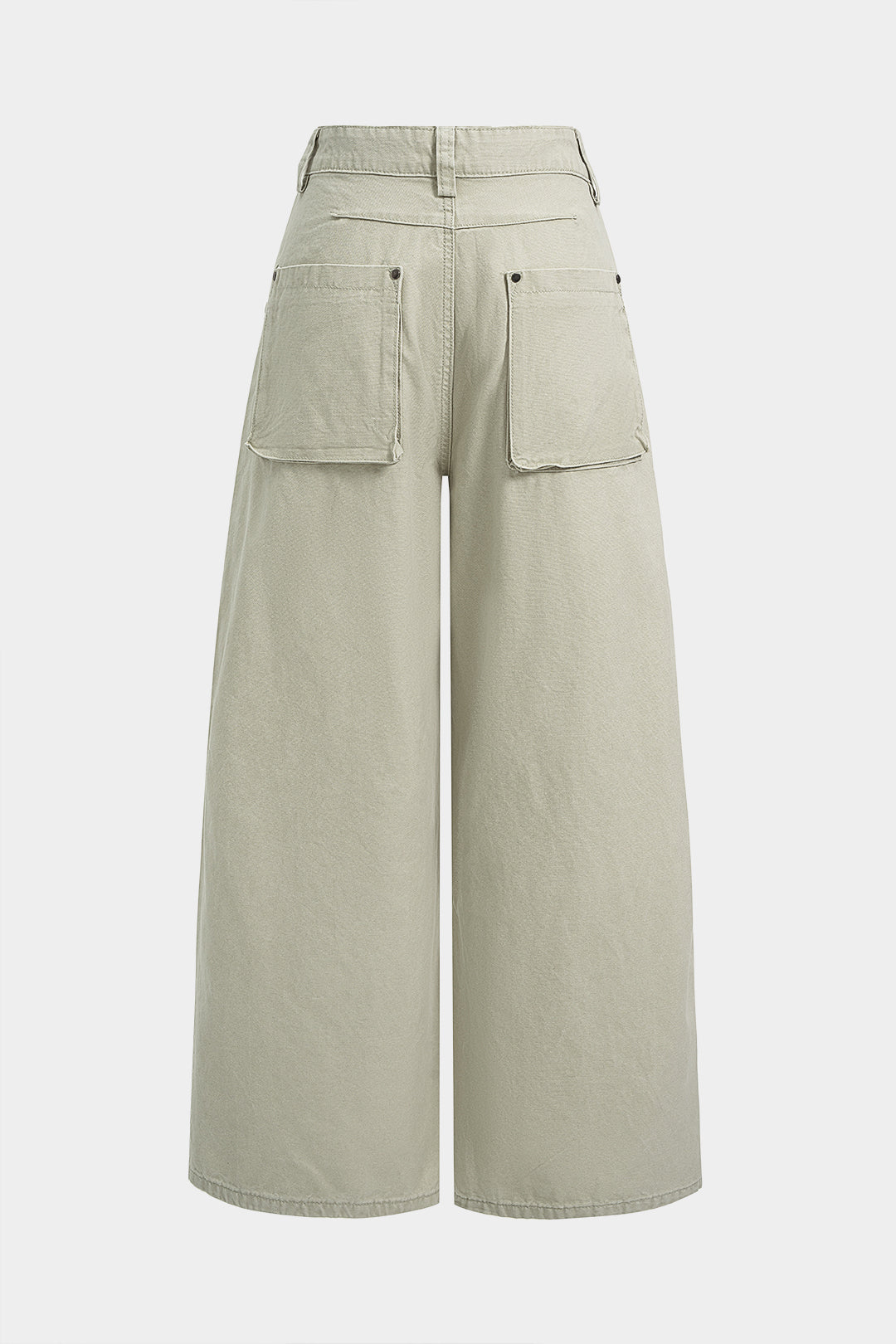 Jeans mit Nieten und weitem Bein