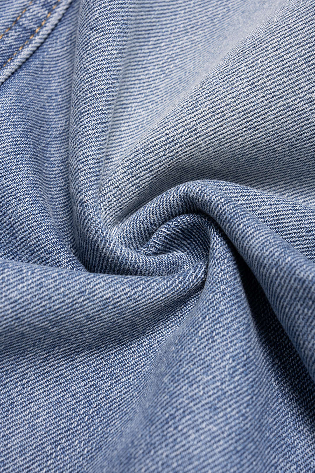 Jeans mit weitem Bein, Knöpfen und Taschen aus Denim